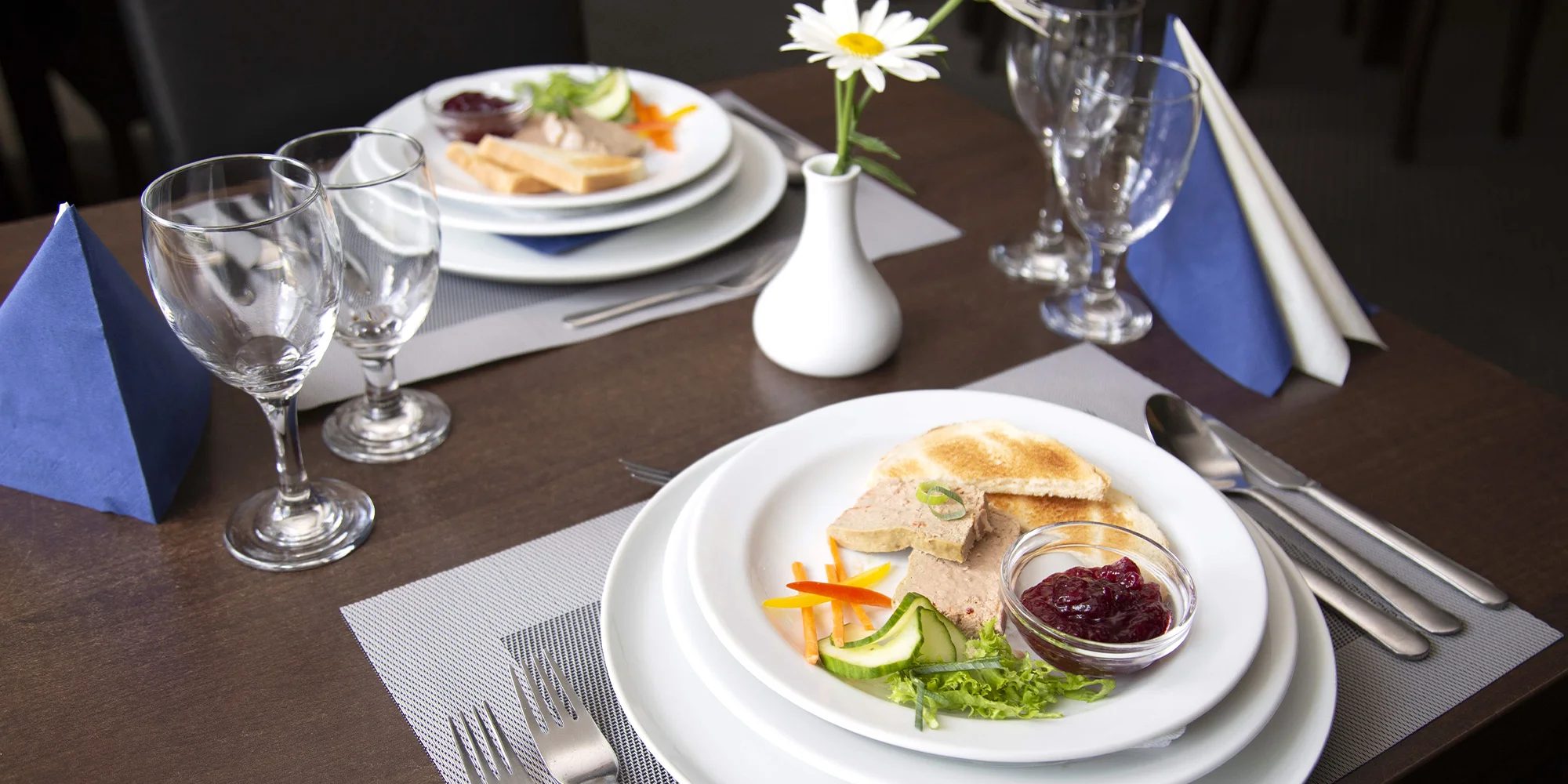 Tříchodové menu v Prachovských skalách pro 2 osoby: paštika, špíz a čokoládový fondán