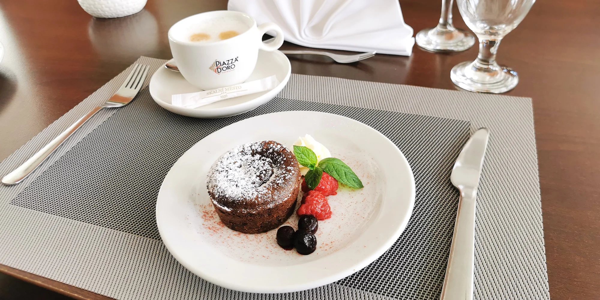 Tříchodové menu v Prachovských skalách pro 2 osoby: paštika, špíz a čokoládový fondán