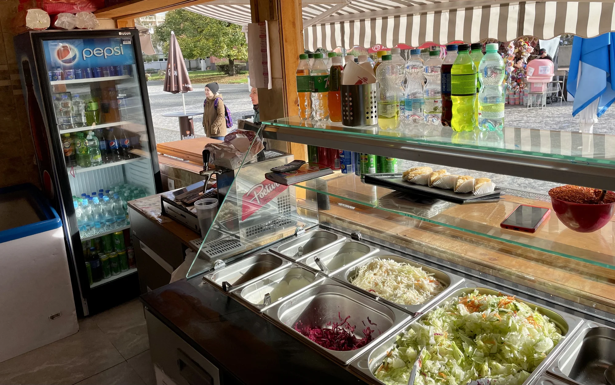 Kebab v boxu, pitě nebo tortille a nápoj na odnos s sebou