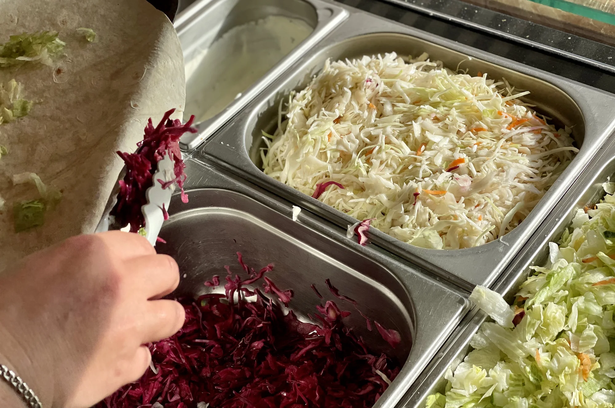 Kebab v boxu, pitě nebo tortille a nápoj na odnos s sebou