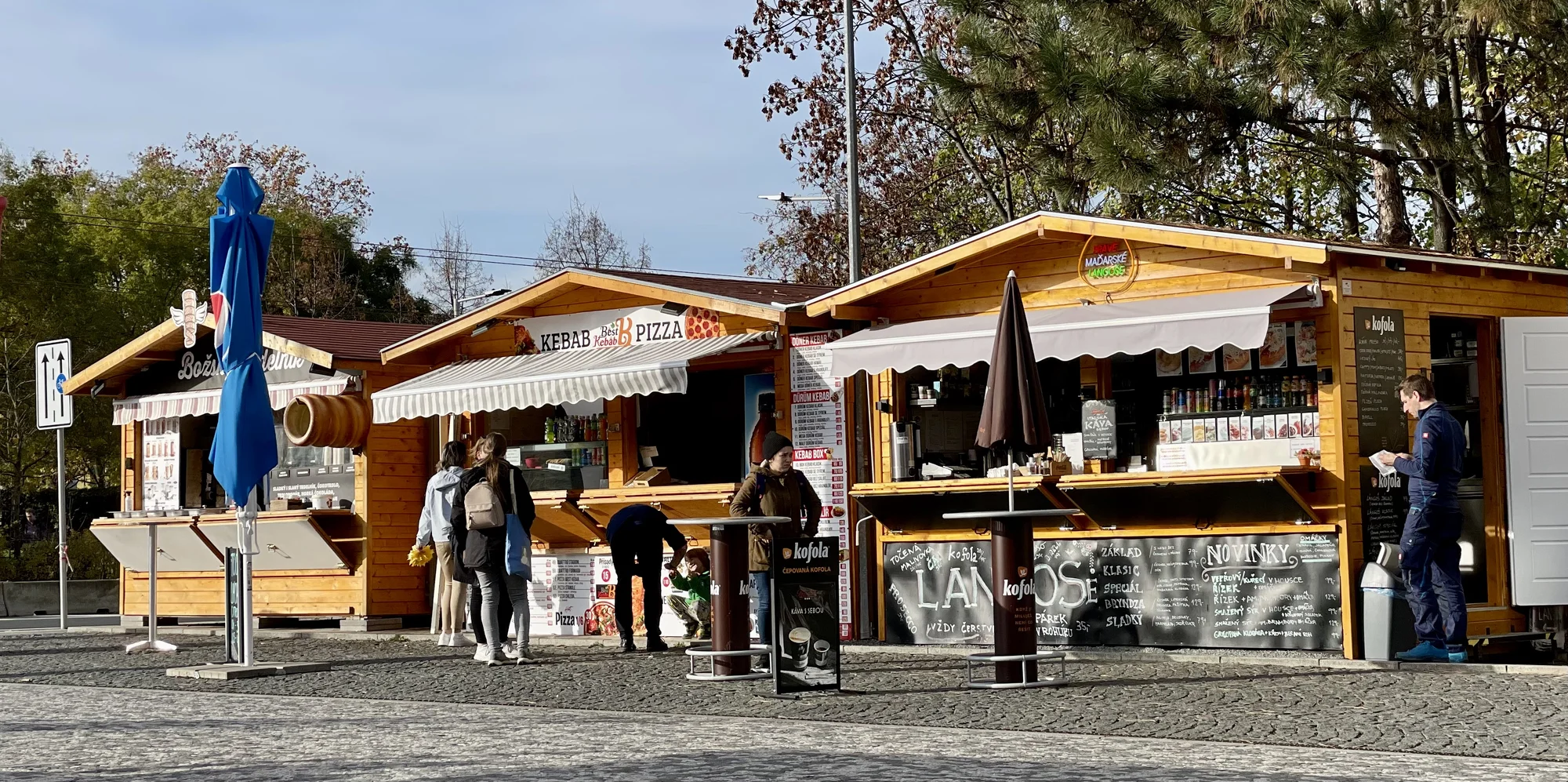 Kebab v boxu, pitě nebo tortille a nápoj na odnos s sebou