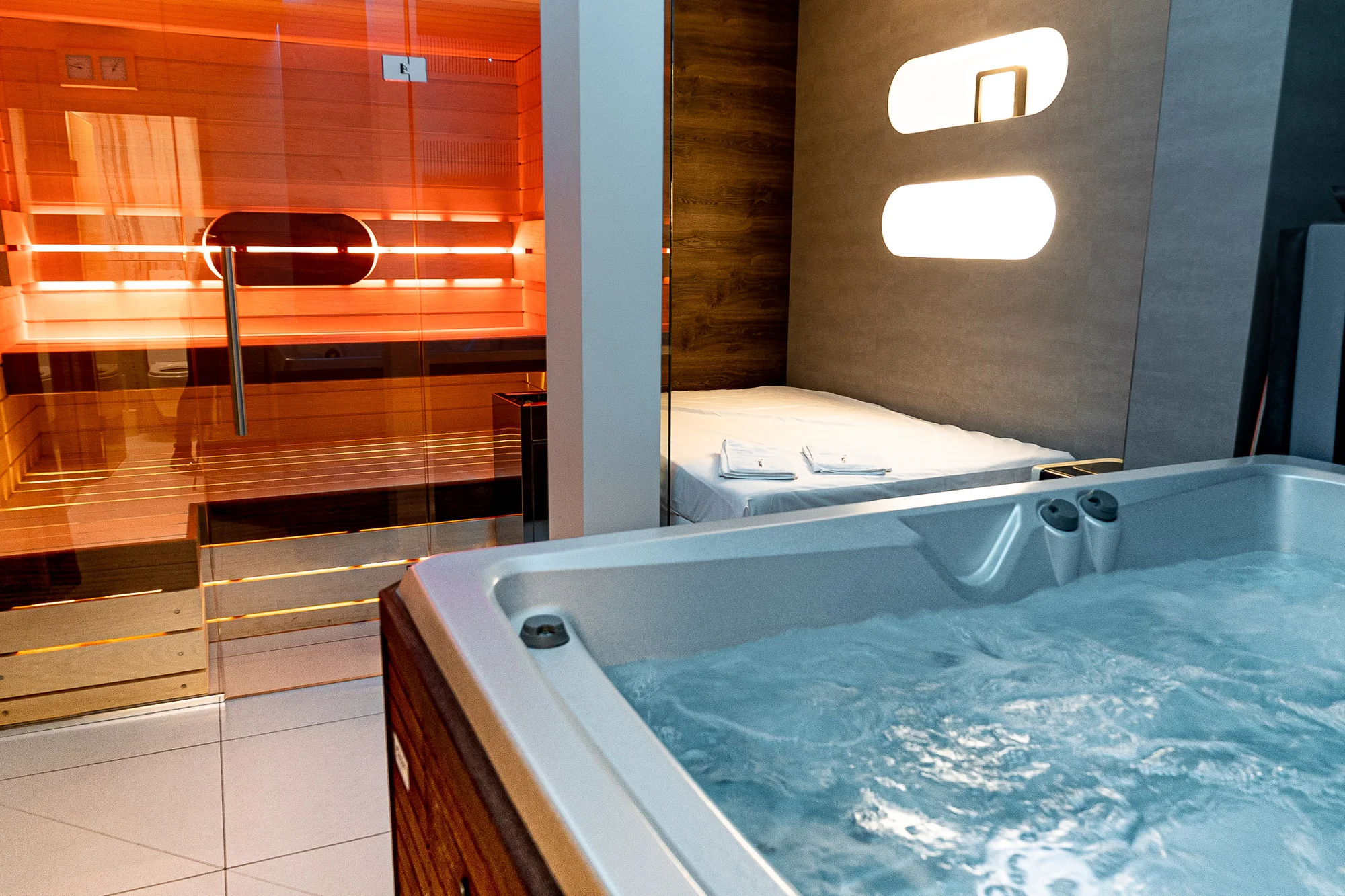 Privátní wellness jen pro vás dva: finská sauna, vířivka i lahev sektu