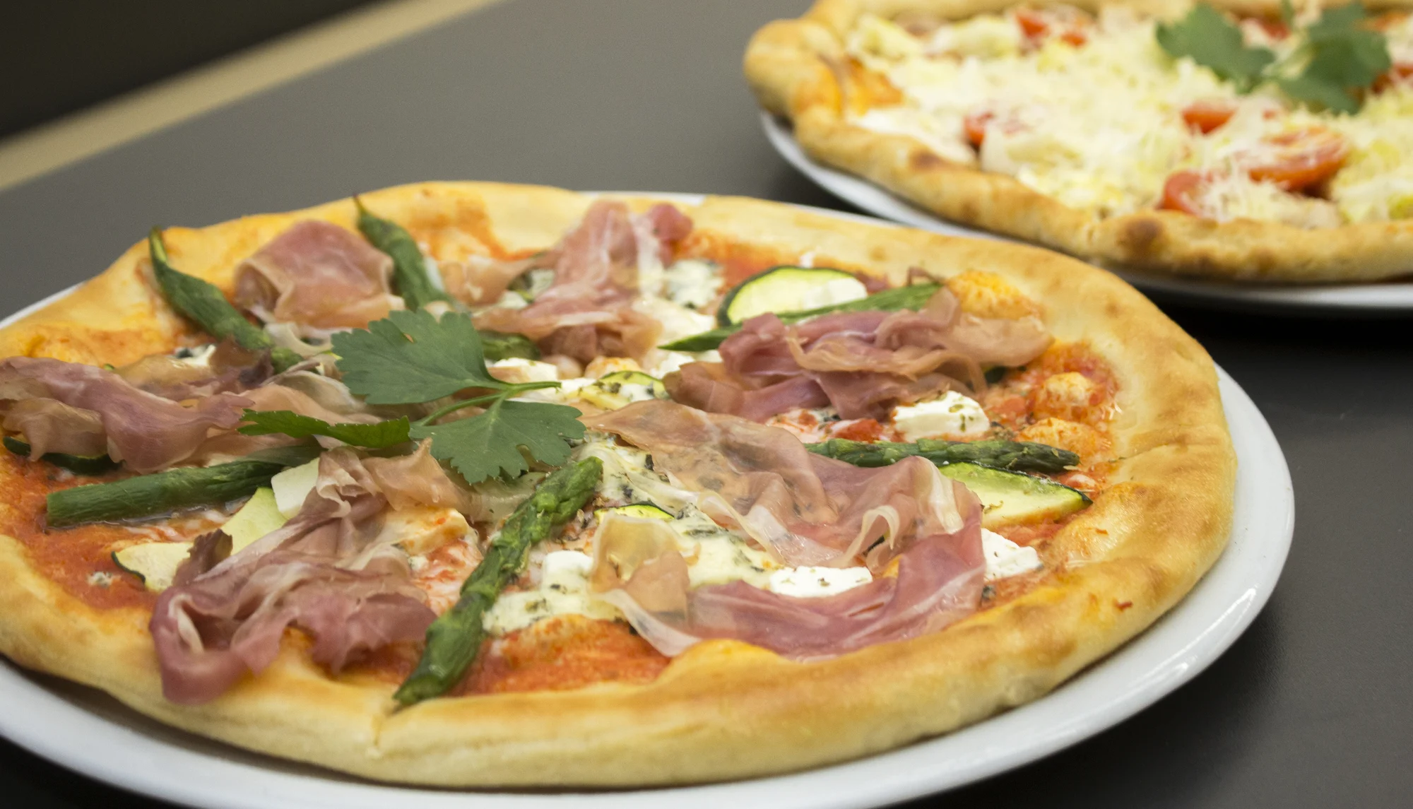 Pizza dle výběru: šunková, s nivou, slaninou, s mořskými plody i vegetariánská
