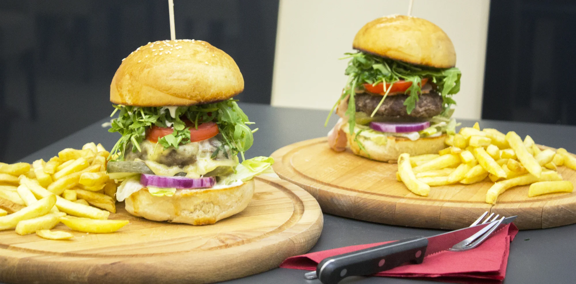 Burger pro 2 osoby dle výběru: hovězí a kuřecí maso i steak z lososa