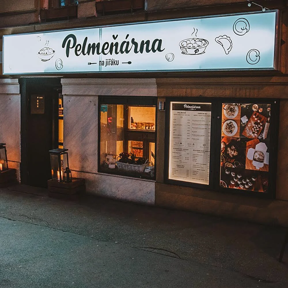 2chodové menu i s nápojem: Polévka, pelmeně, vareniky či gruzínské knedlíčky a nápoj pro 1 i 2 os.