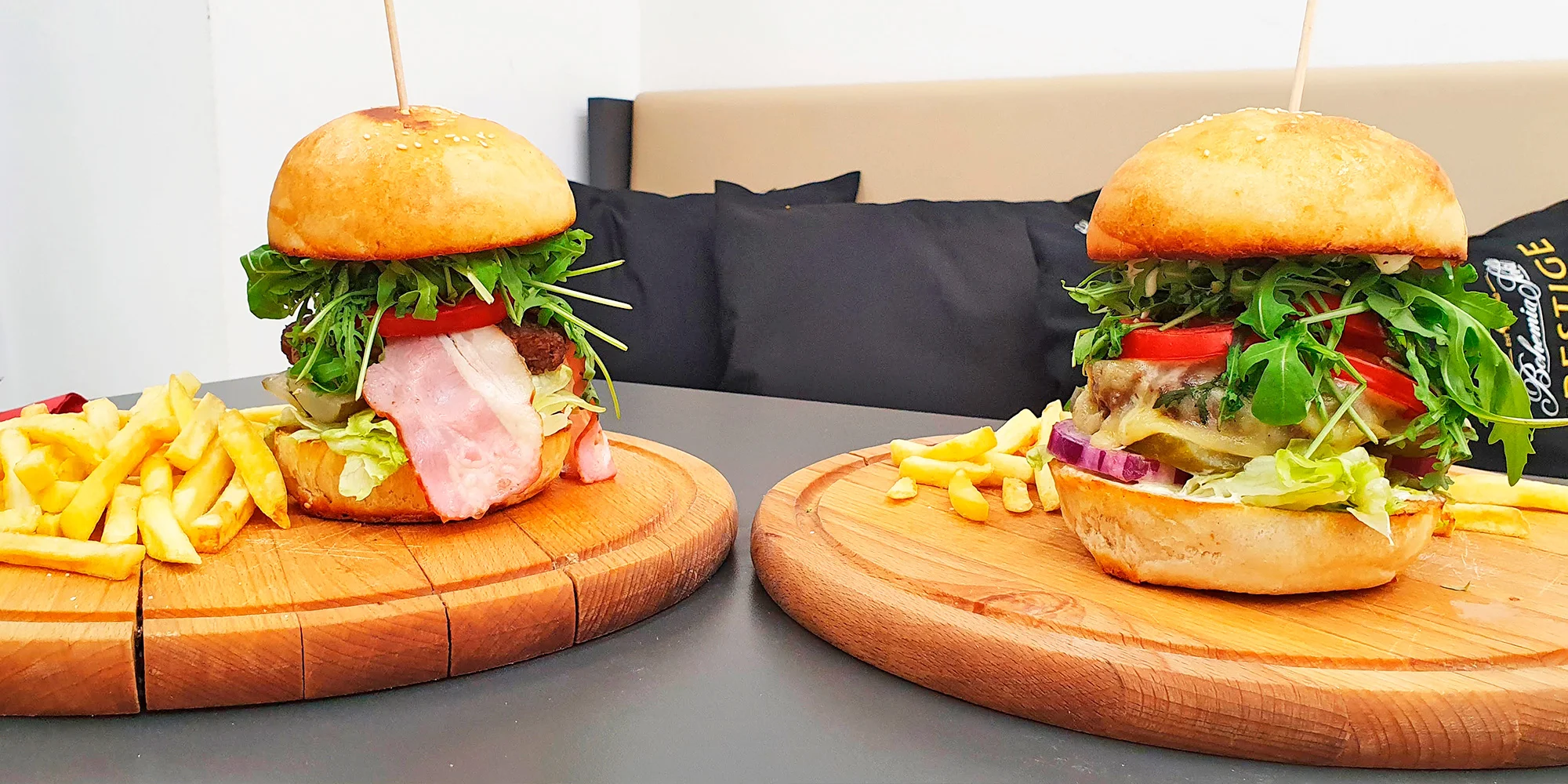 Burger pro 2 osoby dle výběru: hovězí a kuřecí maso i steak z lososa