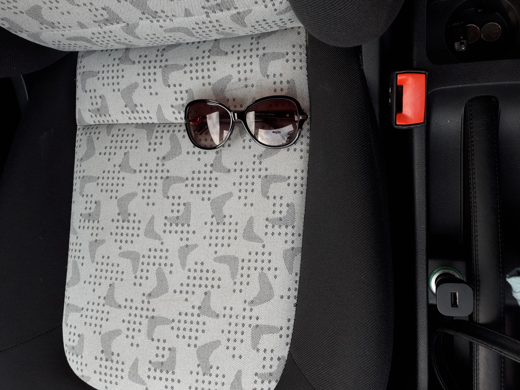 Kompletní čištění interiéru automobilu: suché čištění i tepování