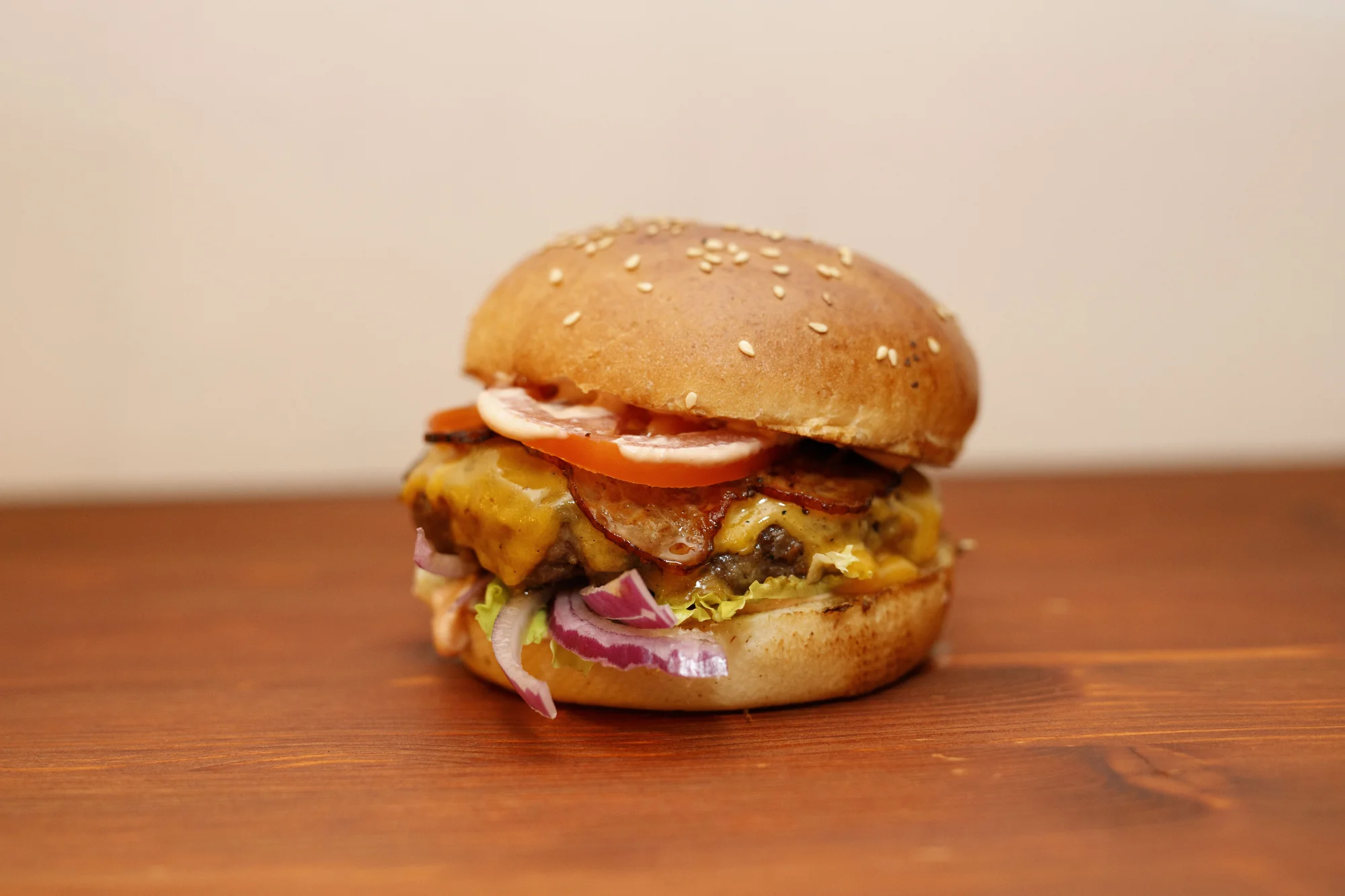 Burger hovězák z vyzrálého masa se slaninou a čedarem, hranolky i dip dle výběru