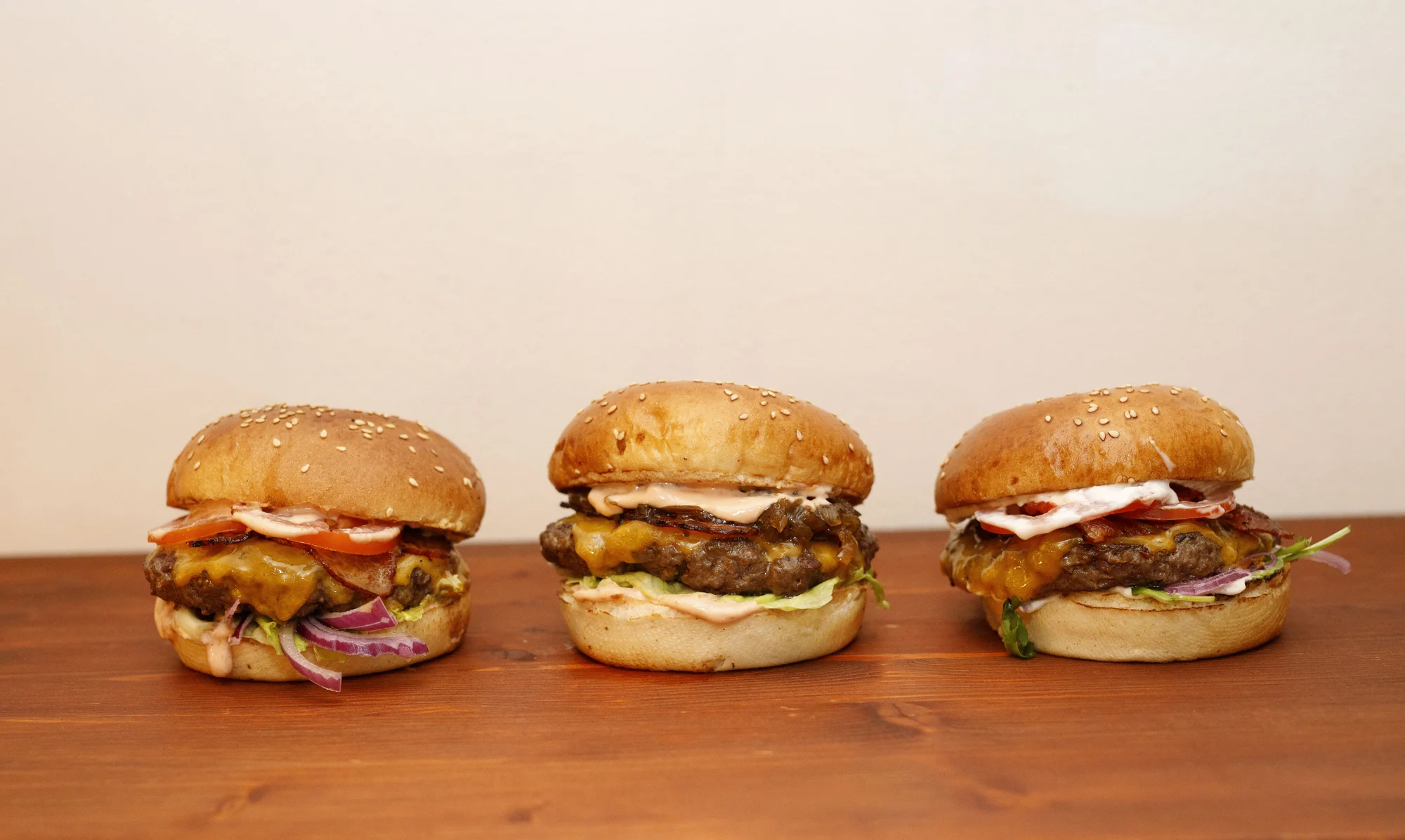 Burger hovězák z vyzrálého masa se slaninou a čedarem, hranolky i dip dle výběru