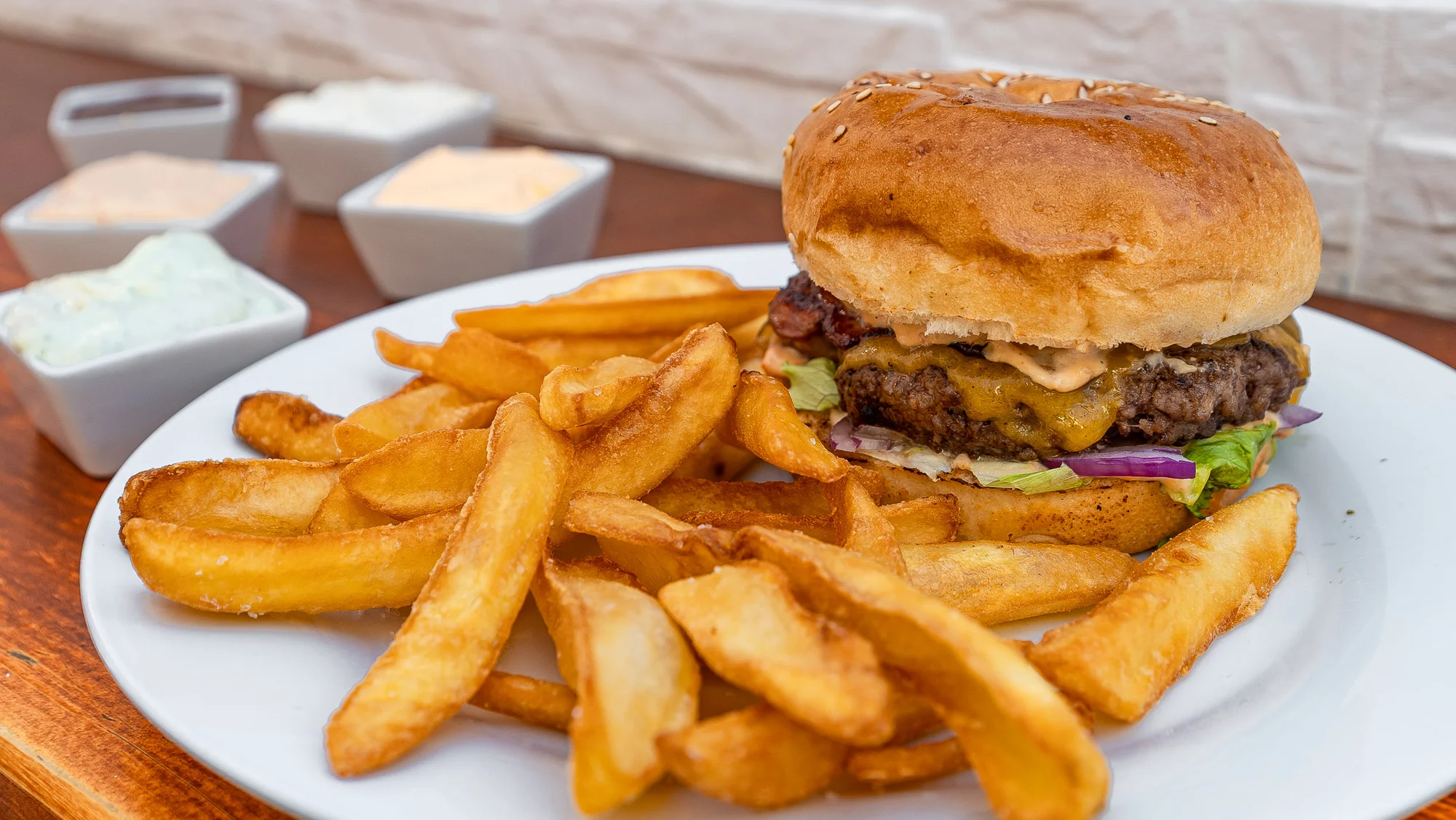 Burger hovězák z vyzrálého masa se slaninou a čedarem, hranolky i dip dle výběru