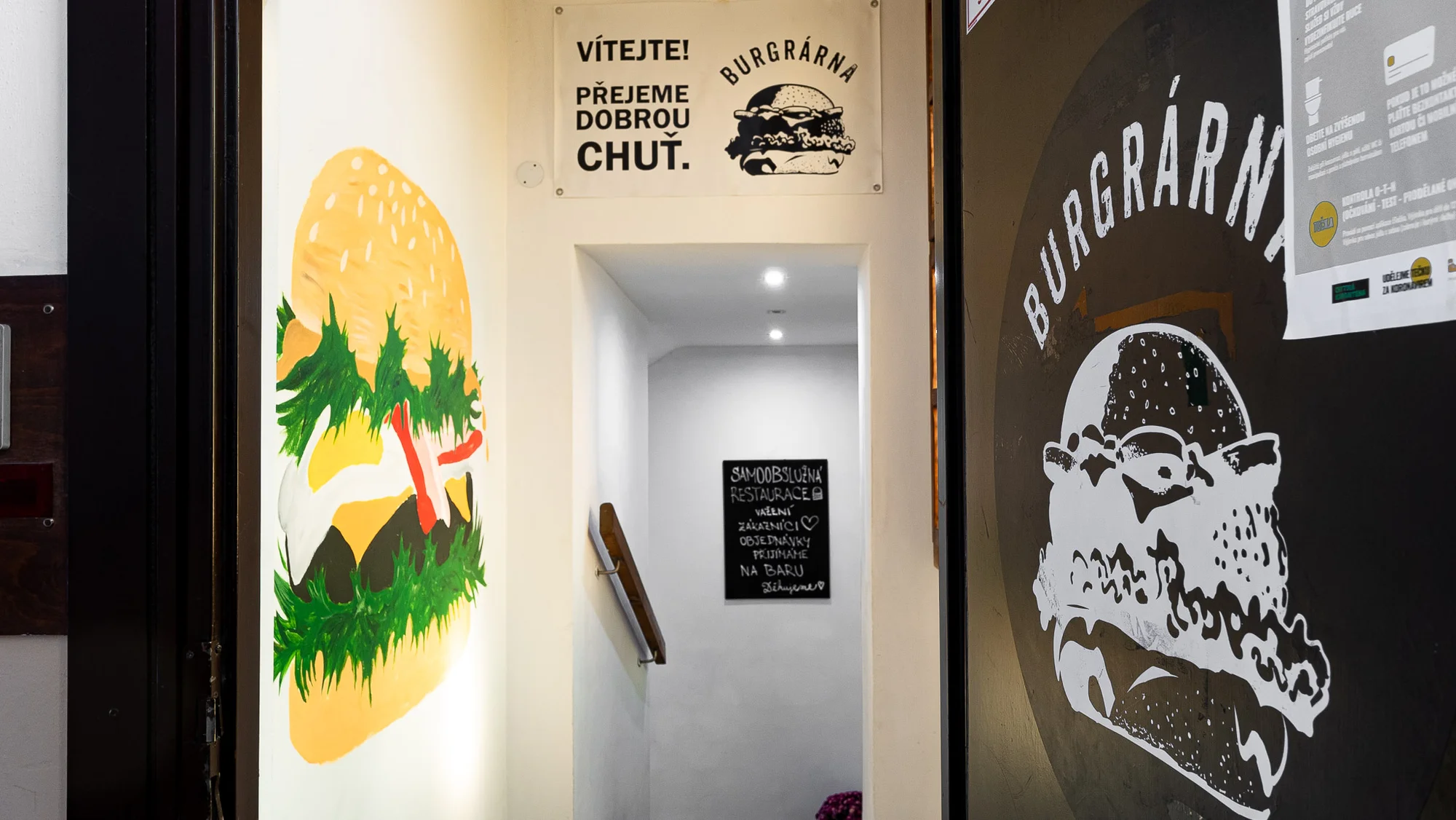 Burger hovězák z vyzrálého masa se slaninou a čedarem, hranolky i dip dle výběru