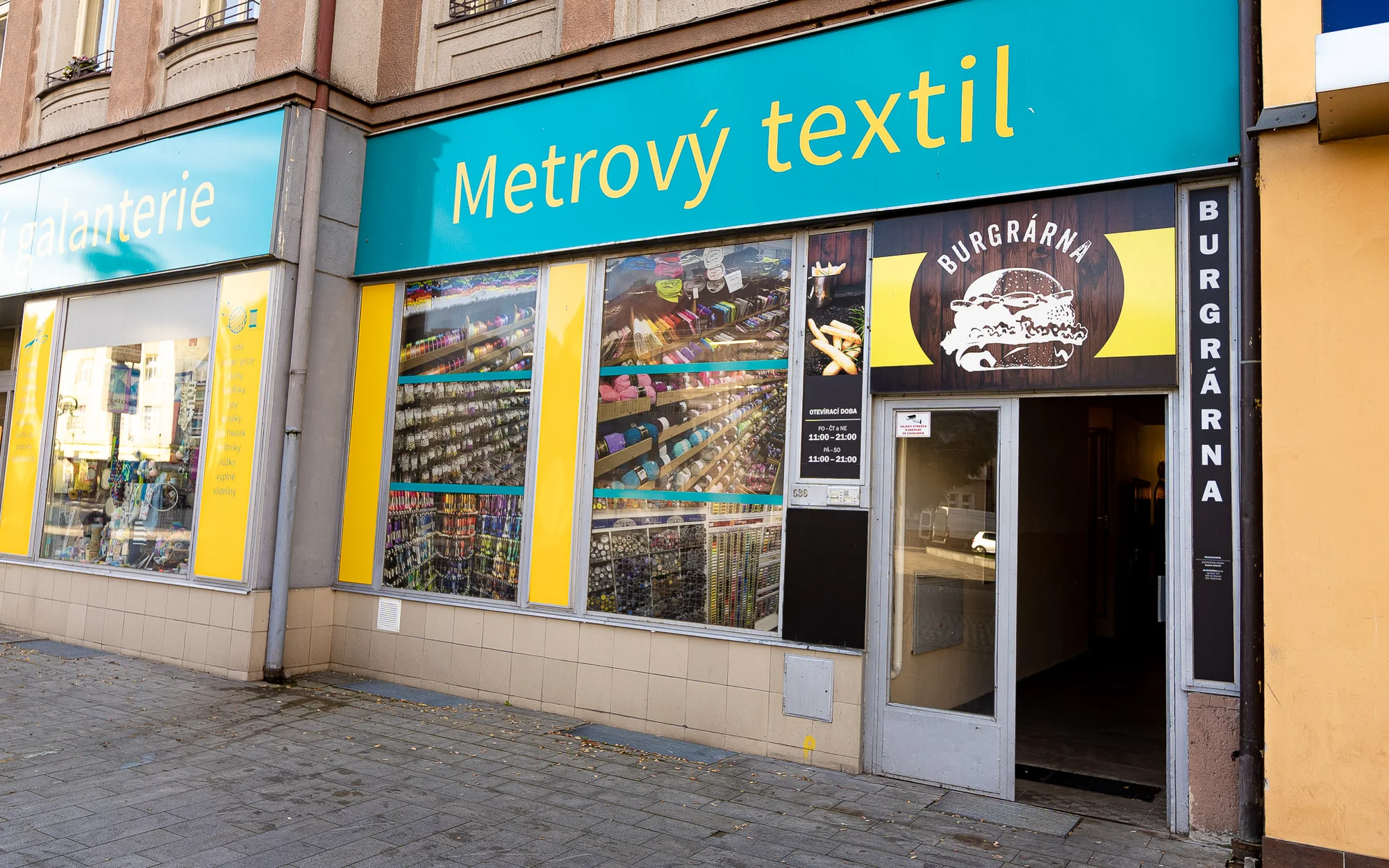 Burger hovězák z vyzrálého masa se slaninou a čedarem, hranolky i dip dle výběru