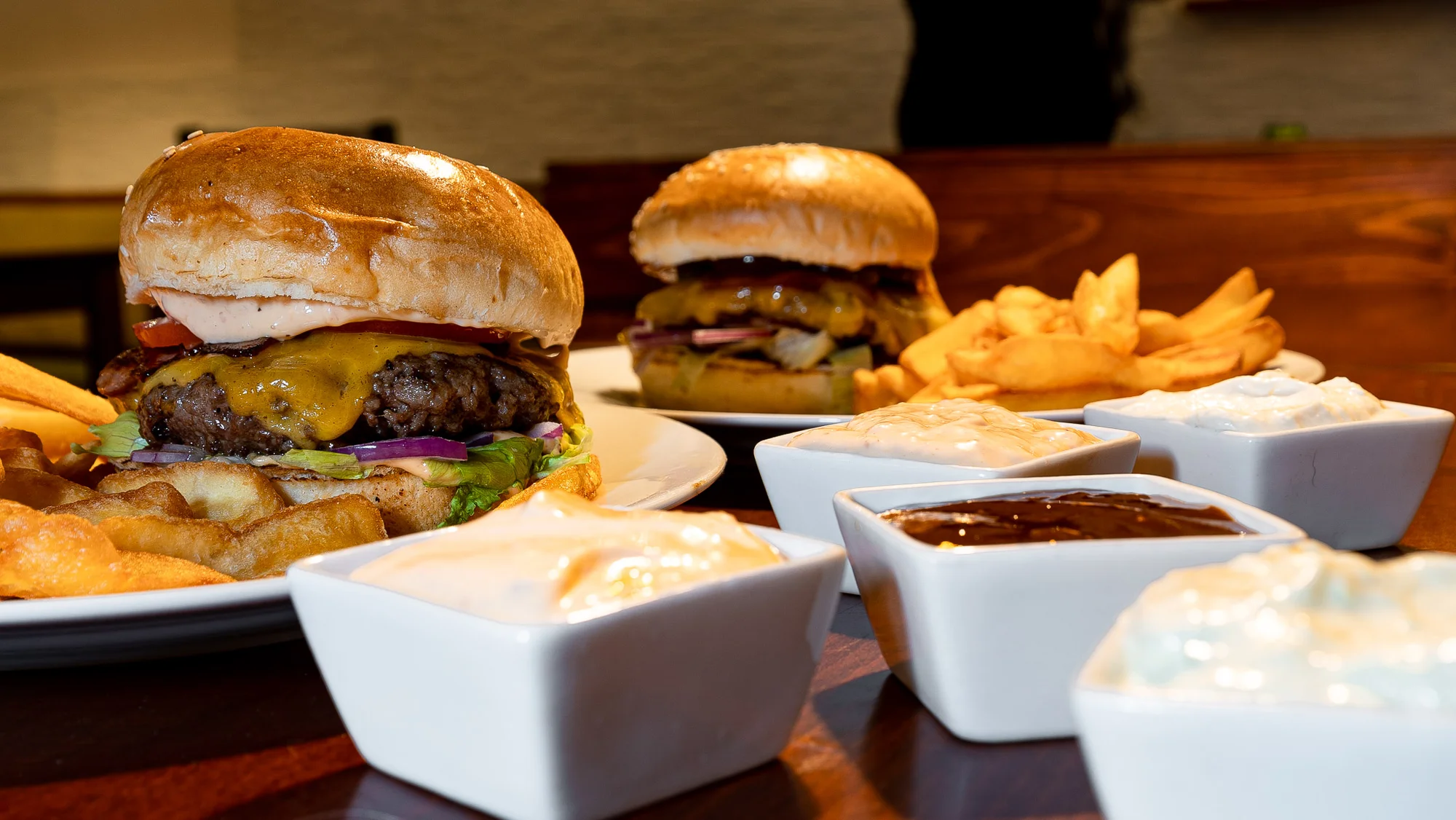 Burger hovězák z vyzrálého masa se slaninou a čedarem, hranolky i dip dle výběru