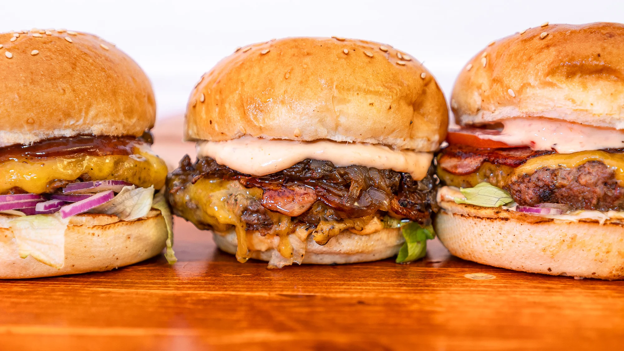 Burger hovězák z vyzrálého masa se slaninou a čedarem, hranolky i dip dle výběru