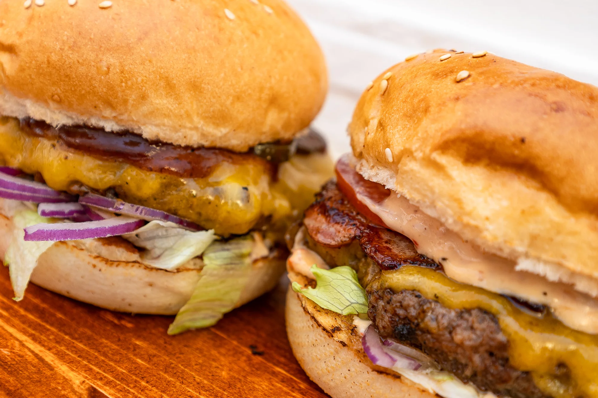 Burger hovězák z vyzrálého masa se slaninou a čedarem, hranolky i dip dle výběru