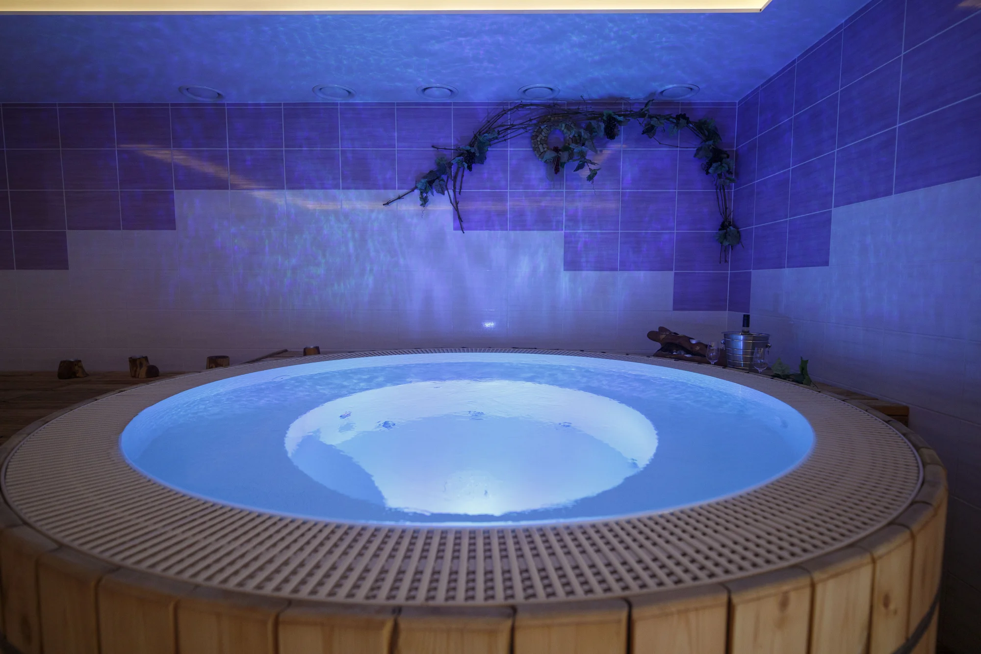 Romantika pro dva: privátní wellness s vířivým sudem a finskou saunou i s možností jídla a šampaňského