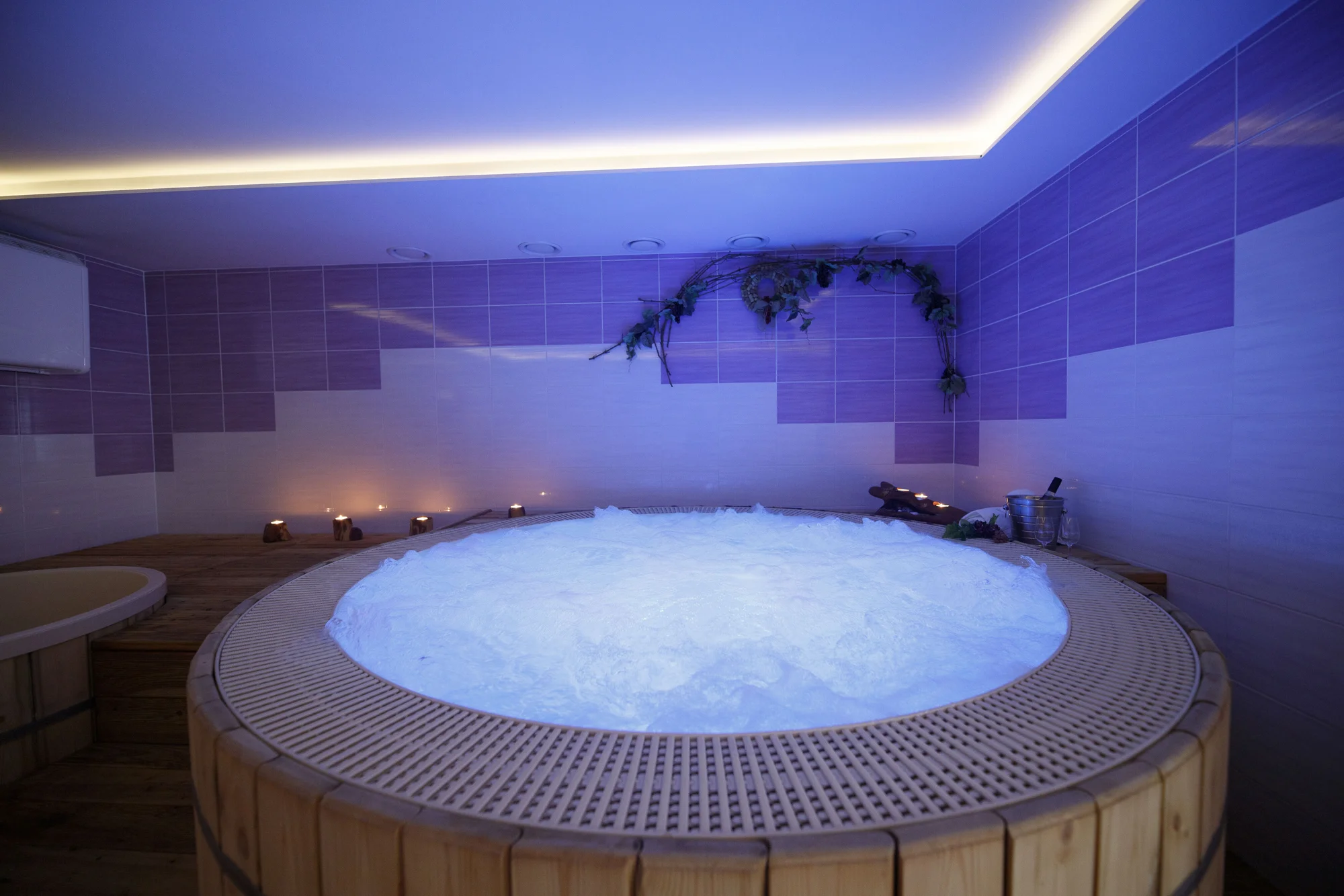Romantika pro dva: privátní wellness s vířivým sudem a finskou saunou i s možností jídla a šampaňského