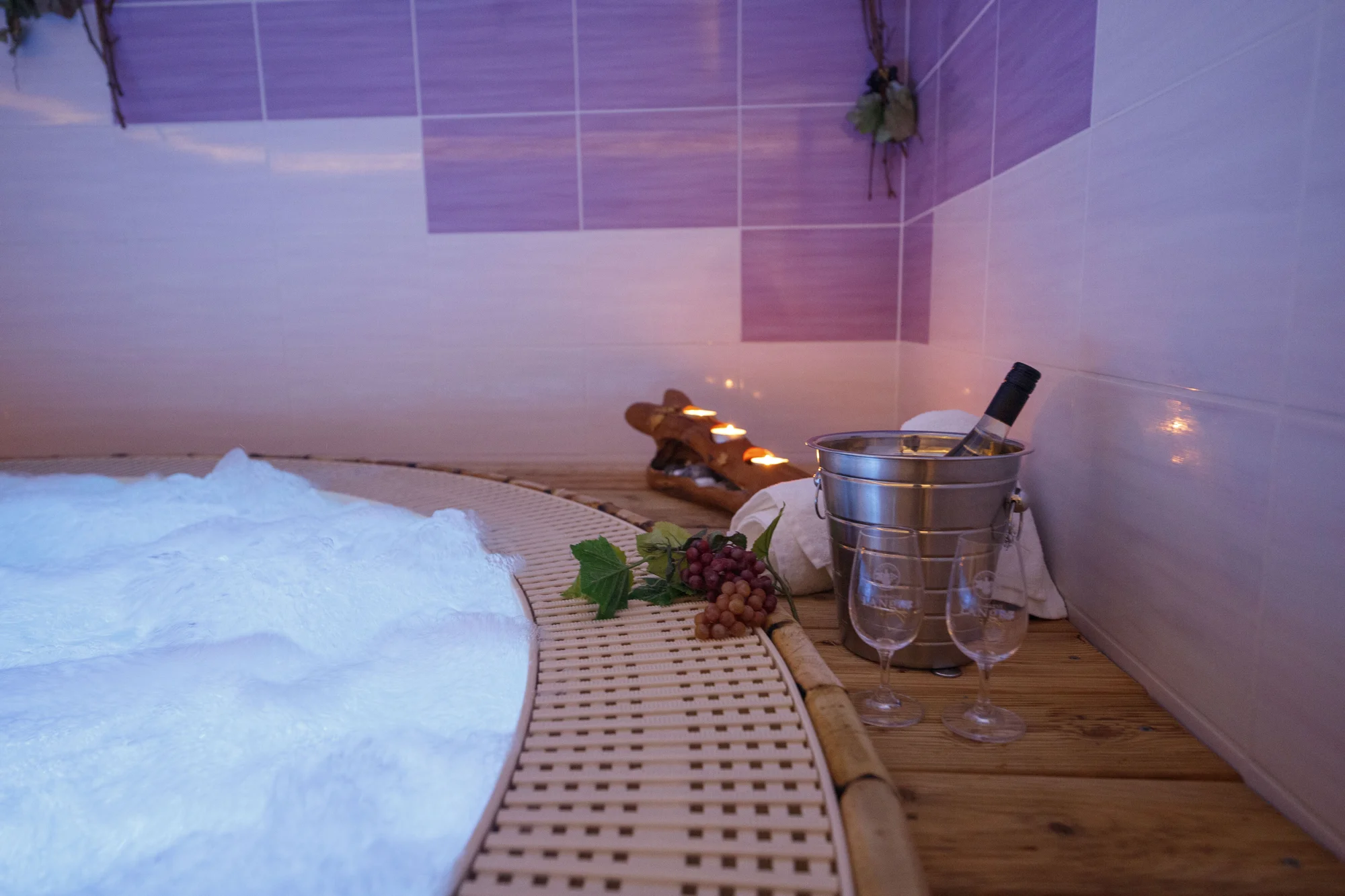 Romantika pro dva: privátní wellness s vířivým sudem a finskou saunou i s možností jídla a šampaňského
