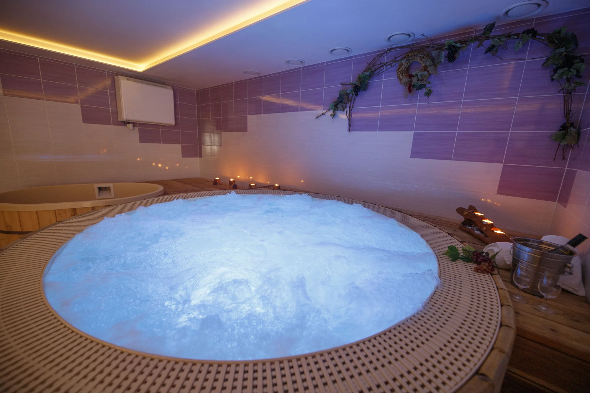 Romantika pro dva: privátní wellness s vířivým sudem a finskou saunou i s možností jídla a šampaňského