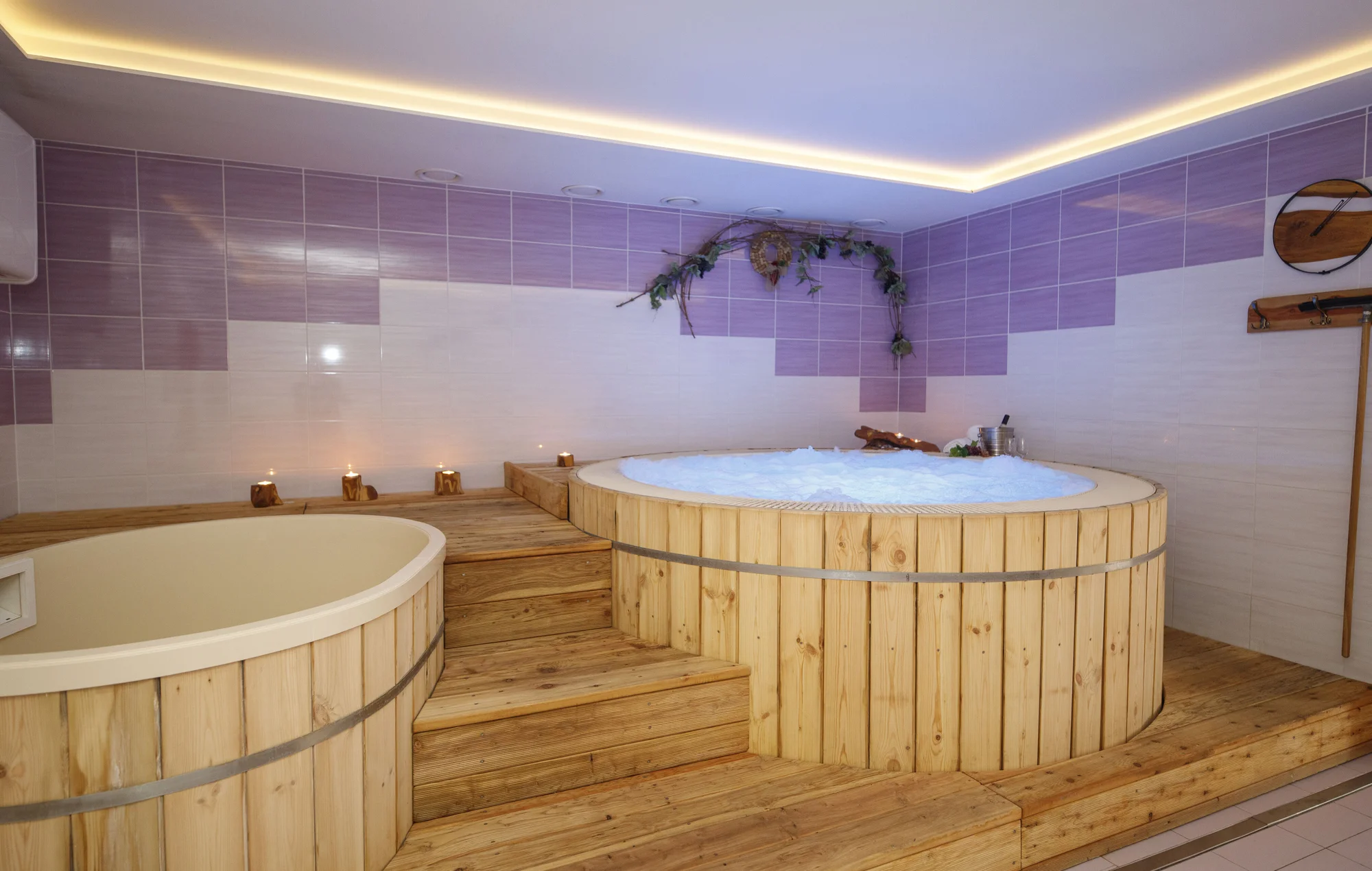 Romantika pro dva: privátní wellness s vířivým sudem a finskou saunou i s možností jídla a šampaňského