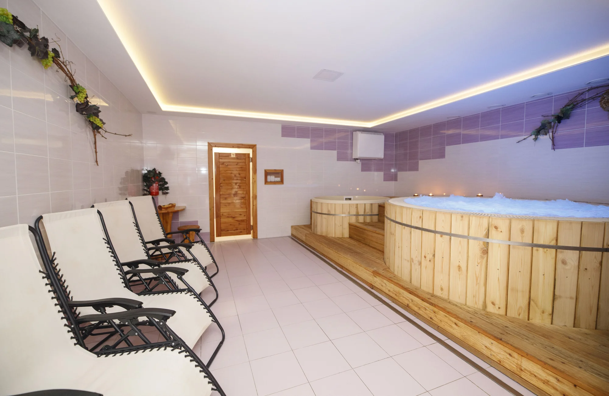 Romantika pro dva: privátní wellness s vířivým sudem a finskou saunou i s možností jídla a šampaňského