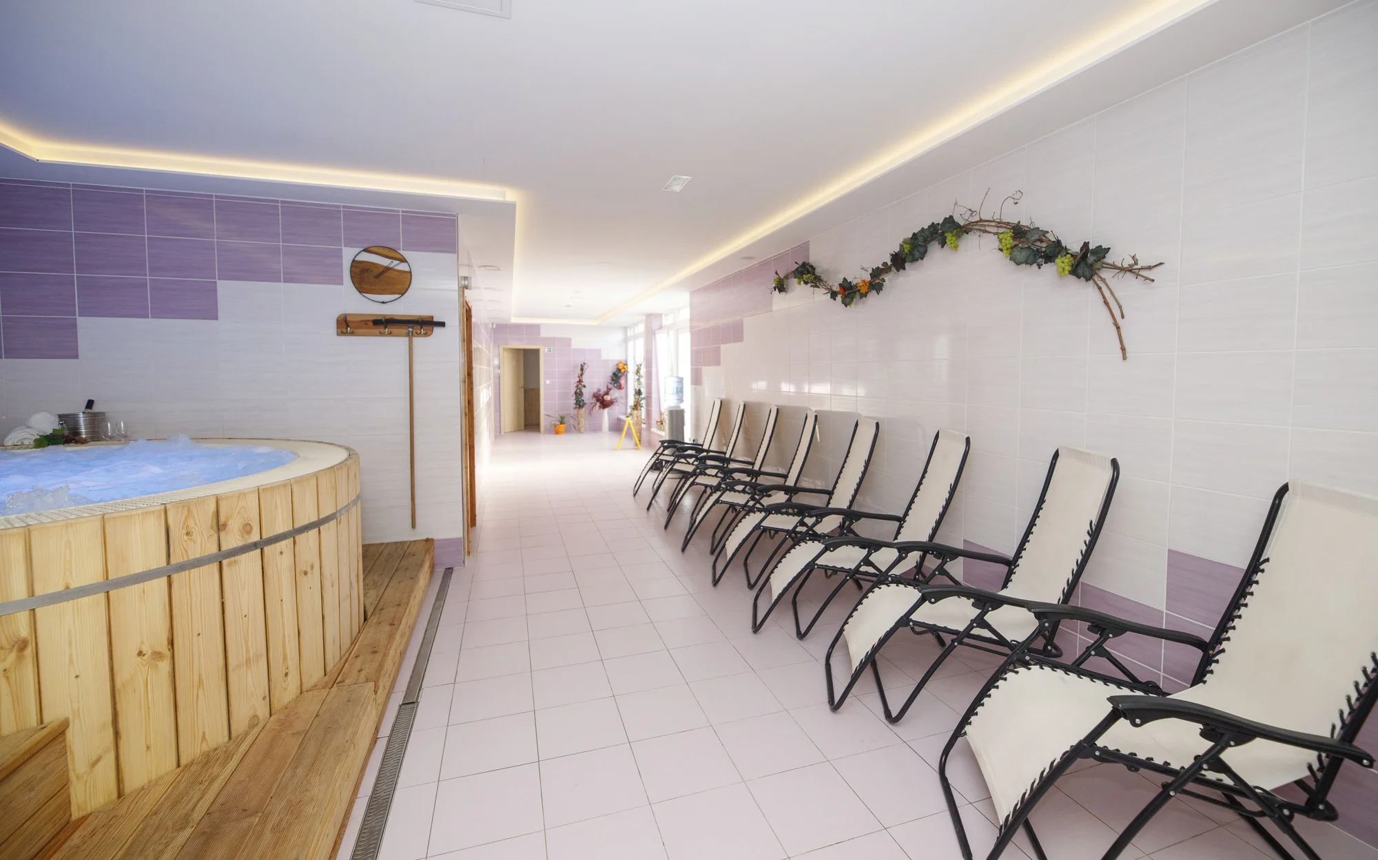 Romantika pro dva: privátní wellness s vířivým sudem a finskou saunou i s možností jídla a šampaňského
