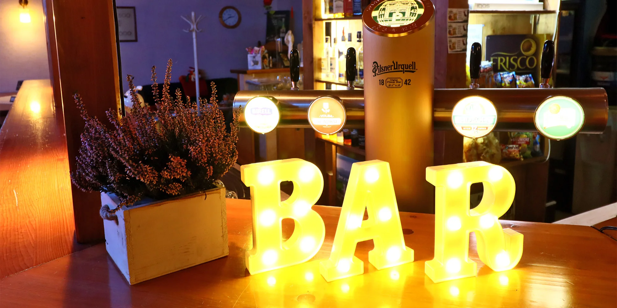 Ladies Night v restauraci 8OSMA: 2x vstupenka na striptýz, láhev prosecca i 300 g kuřecích řízků