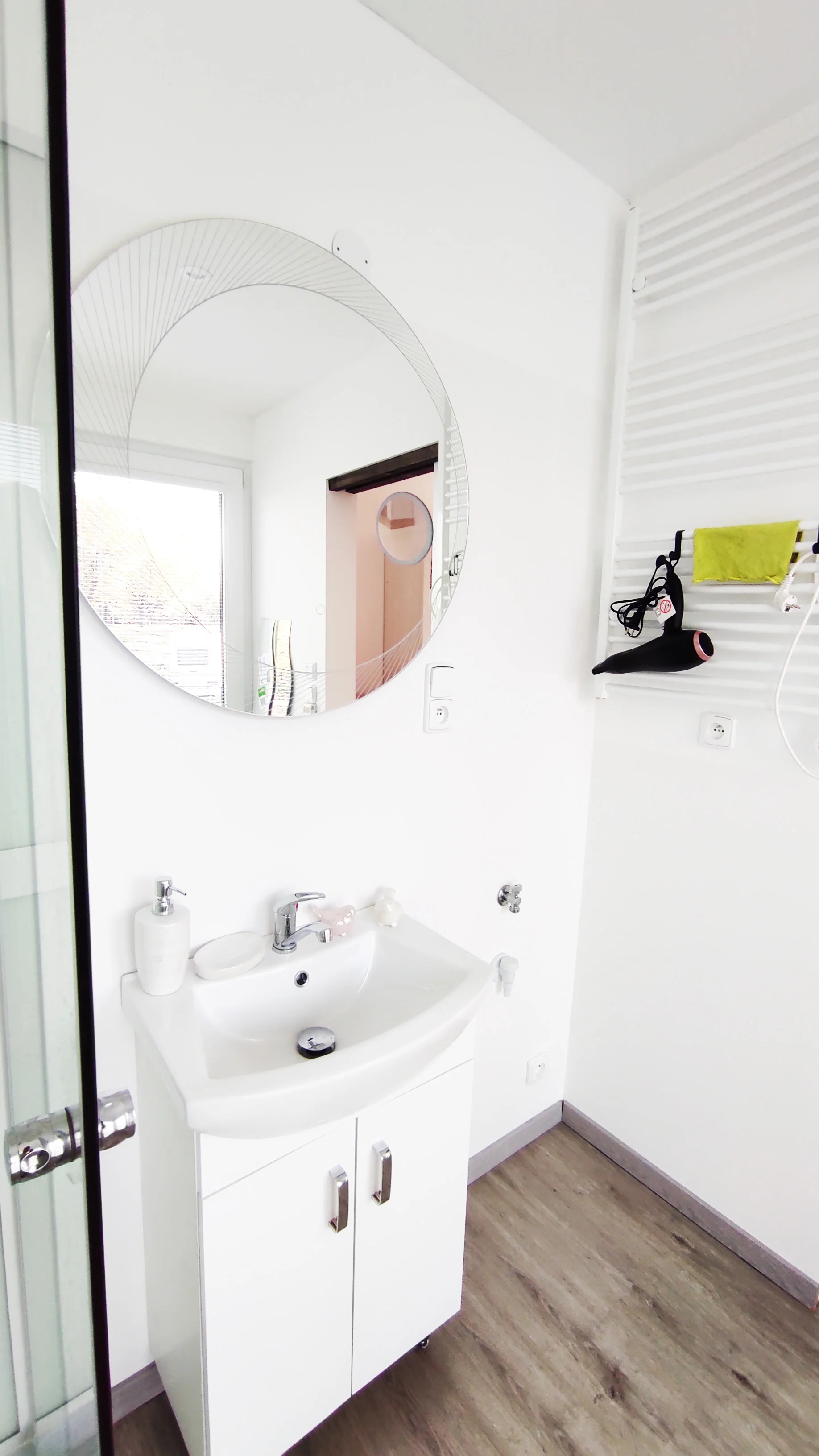 Designový tiny house v přírodě poblíž Olomouce až pro 4 osoby: americký styl, zahrada, bazén, sauna, masáže, koupací sud