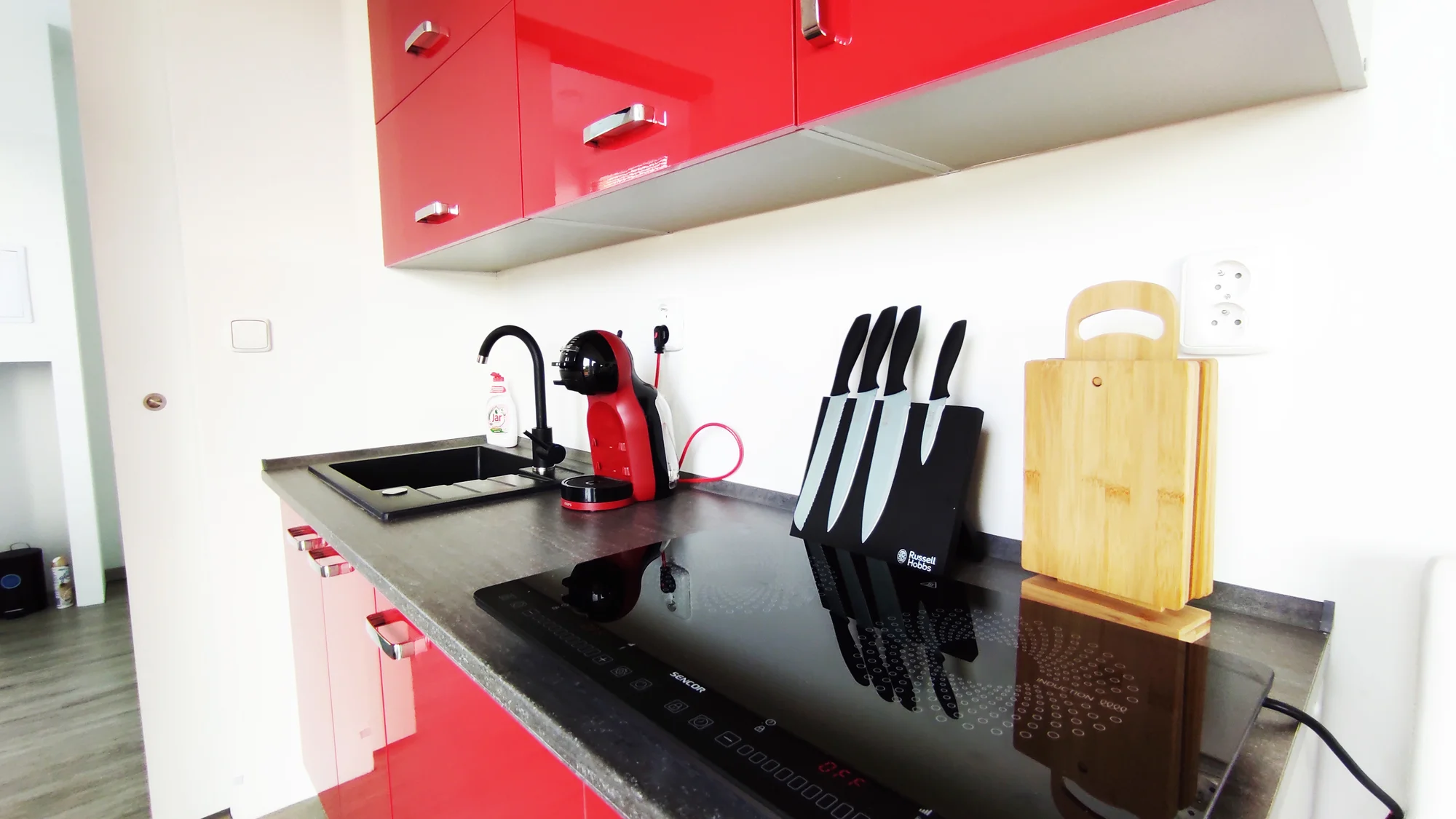 Designový tiny house v přírodě poblíž Olomouce až pro 4 osoby: americký styl, zahrada, bazén, sauna, masáže, koupací sud