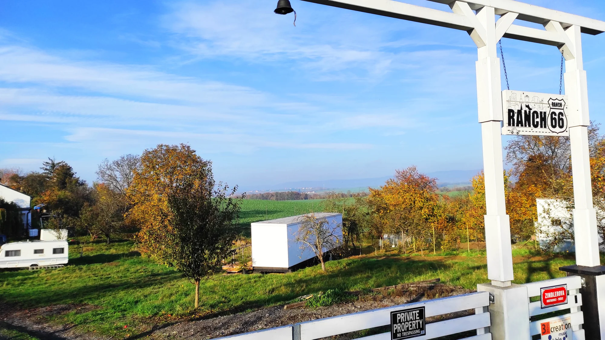 Designový tiny house v přírodě poblíž Olomouce až pro 4 osoby: americký styl, zahrada, bazén, sauna, masáže, koupací sud