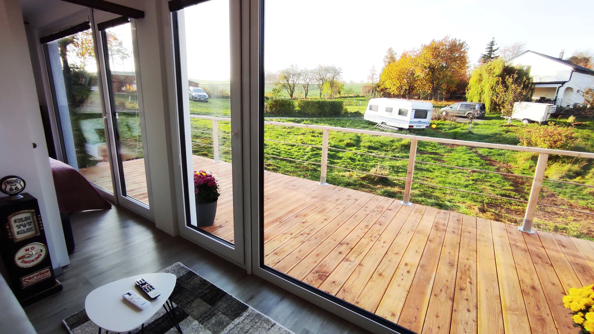 Designový tiny house v přírodě poblíž Olomouce až pro 4 osoby: americký styl, zahrada, bazén, sauna, masáže, koupací sud