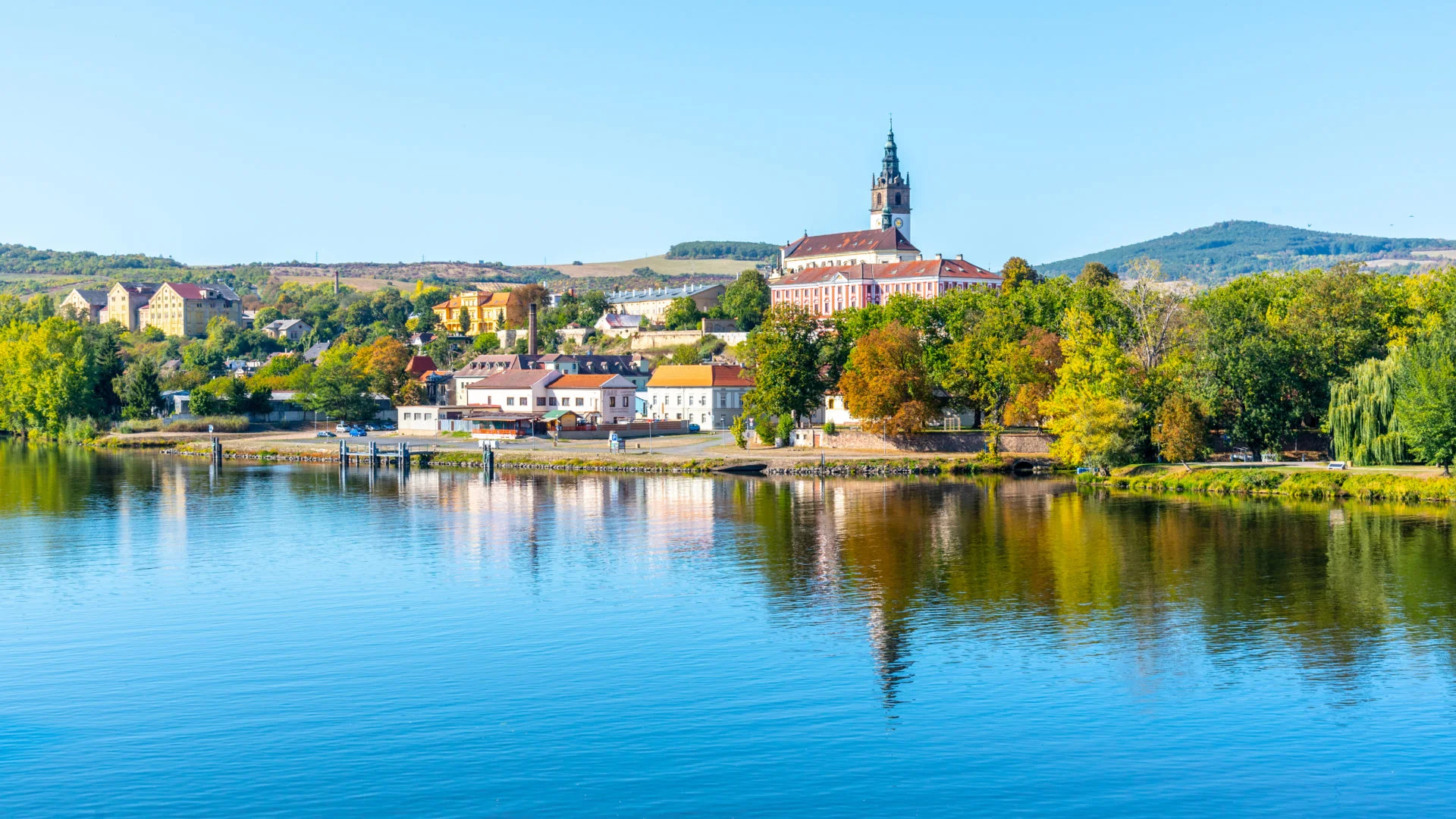 Dárkový lodní lístek na vinařskou plavbu po Labi: oběd, grilování, živá hudba, degustace 8 vín a průvodce