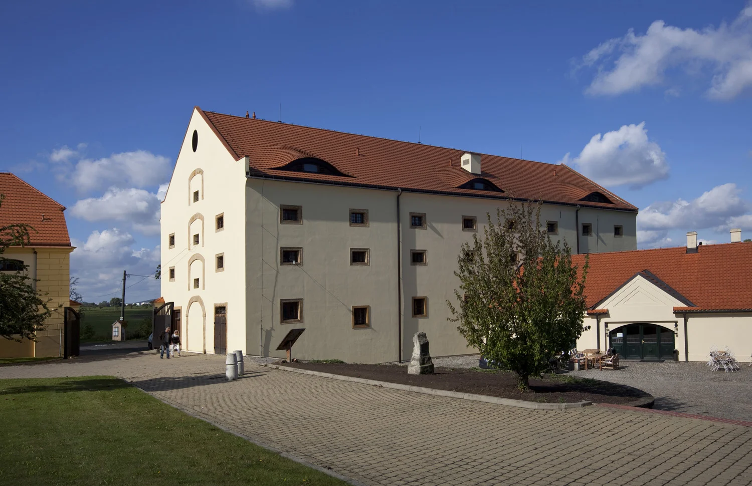 Zámecký hotel 15 km od Prahy: luxusní pokoje, snídaně i večeře a vstupenky na výstavy