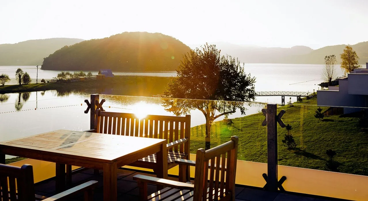 Za krásami Polska: skvěle vybavený 4* resort u jezera, snídaně či polopenze, neomezený wellness