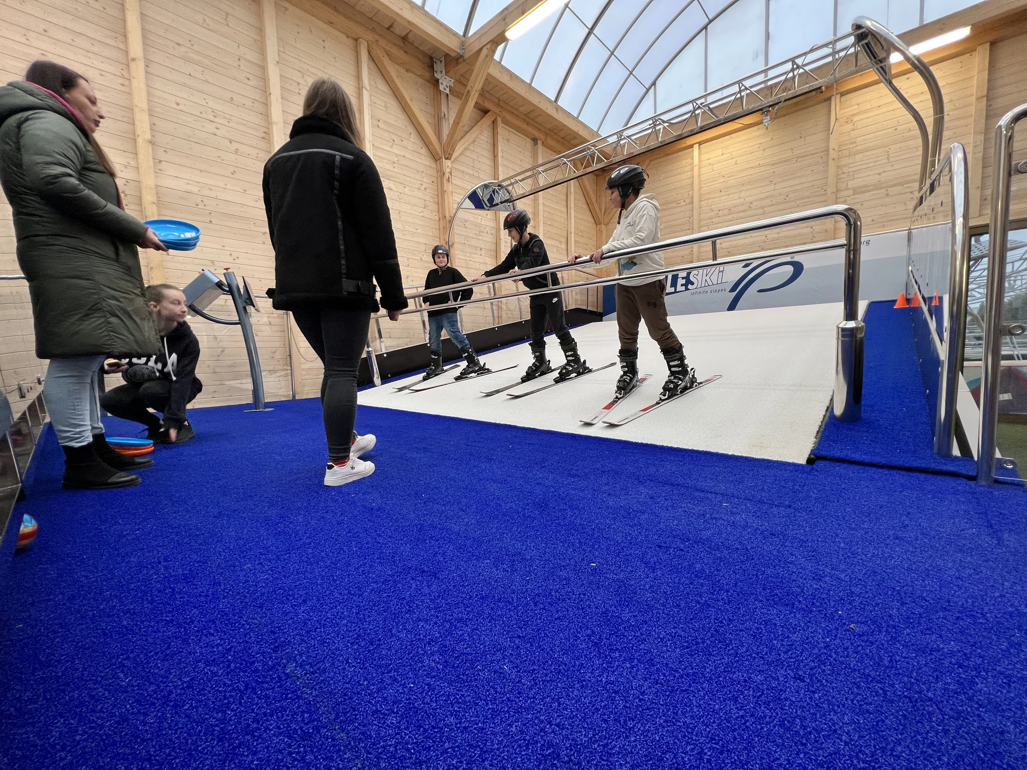 Celoroční zábava na lyžích i snowboardu: hodinový kurz na simulátoru vč. vybavení