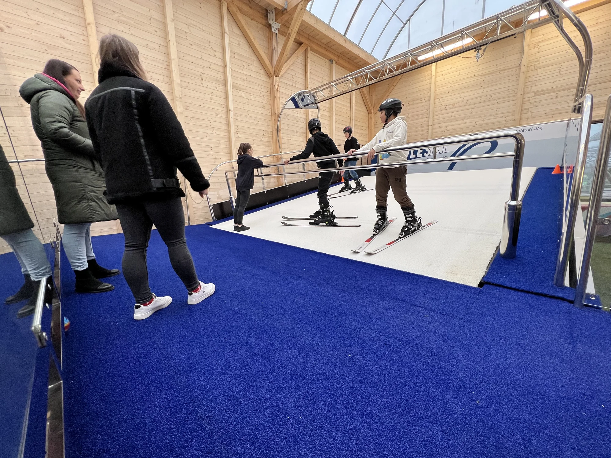 Celoroční zábava na lyžích i snowboardu: hodinový kurz na simulátoru vč. vybavení