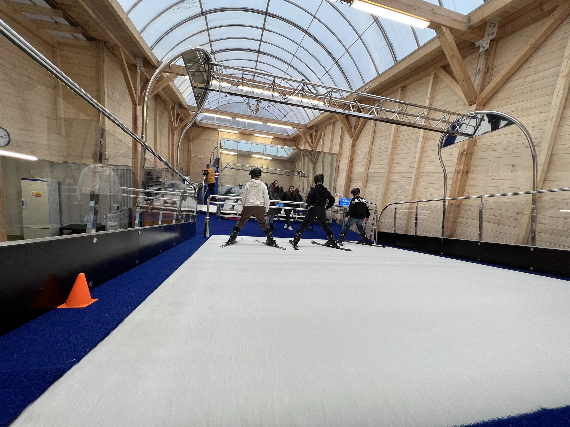 Celoroční zábava na lyžích i snowboardu: hodinový kurz na simulátoru vč. vybavení