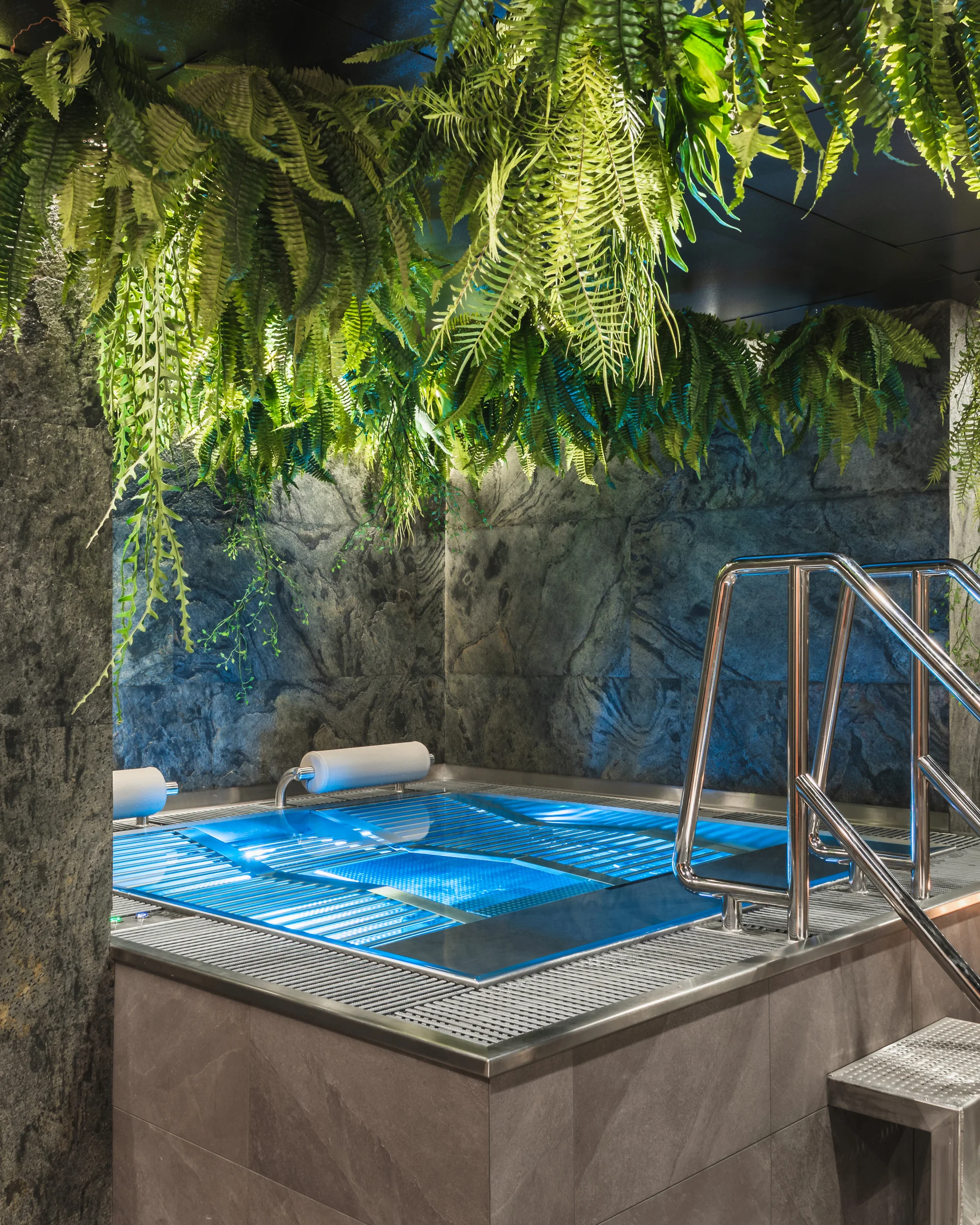 Elegantní privátní wellness pro dva na 2-3 hodiny: vířivka, sauna i lahev prosecca