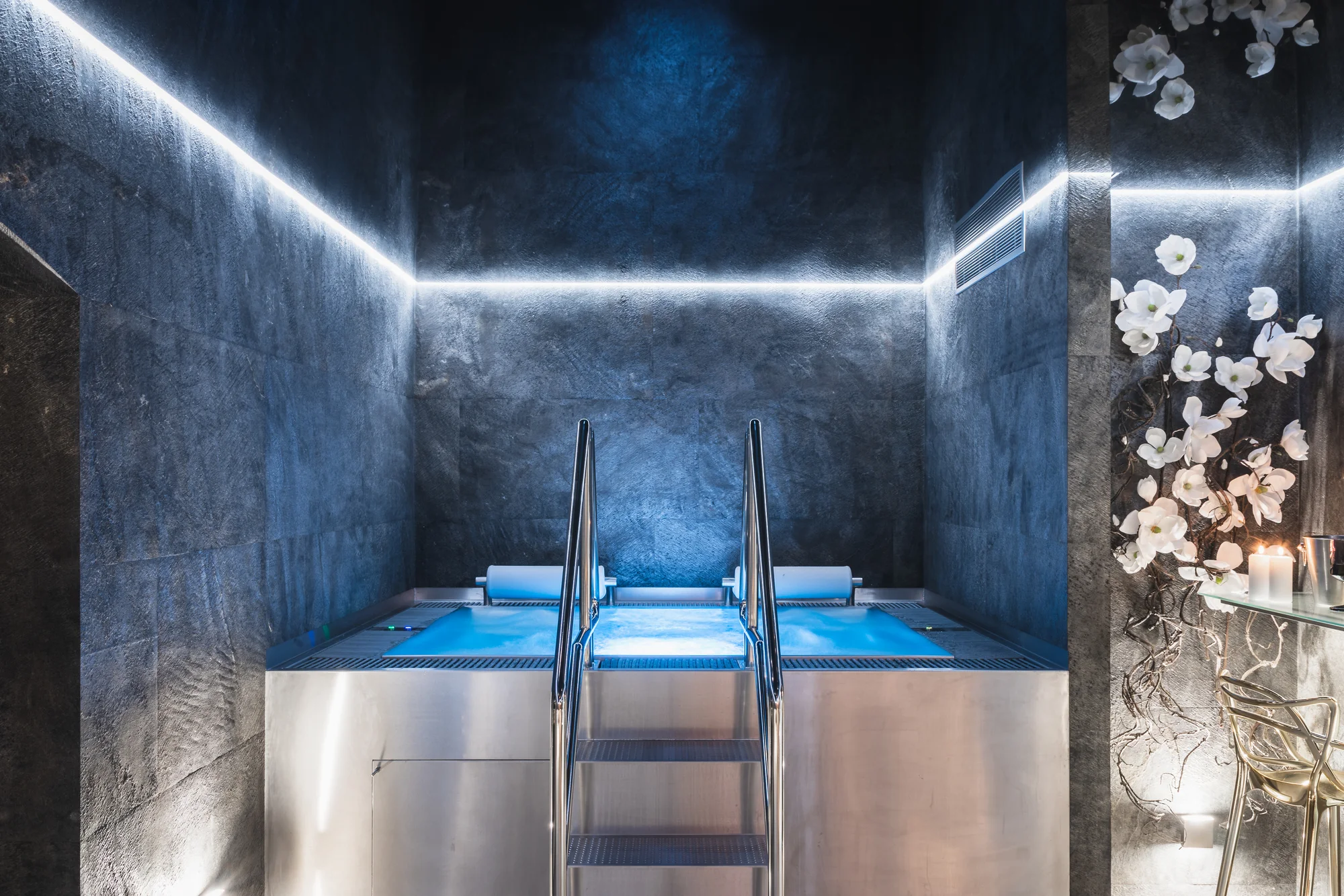 Elegantní privátní wellness pro dva na 2-3 hodiny: vířivka, sauna i lahev prosecca