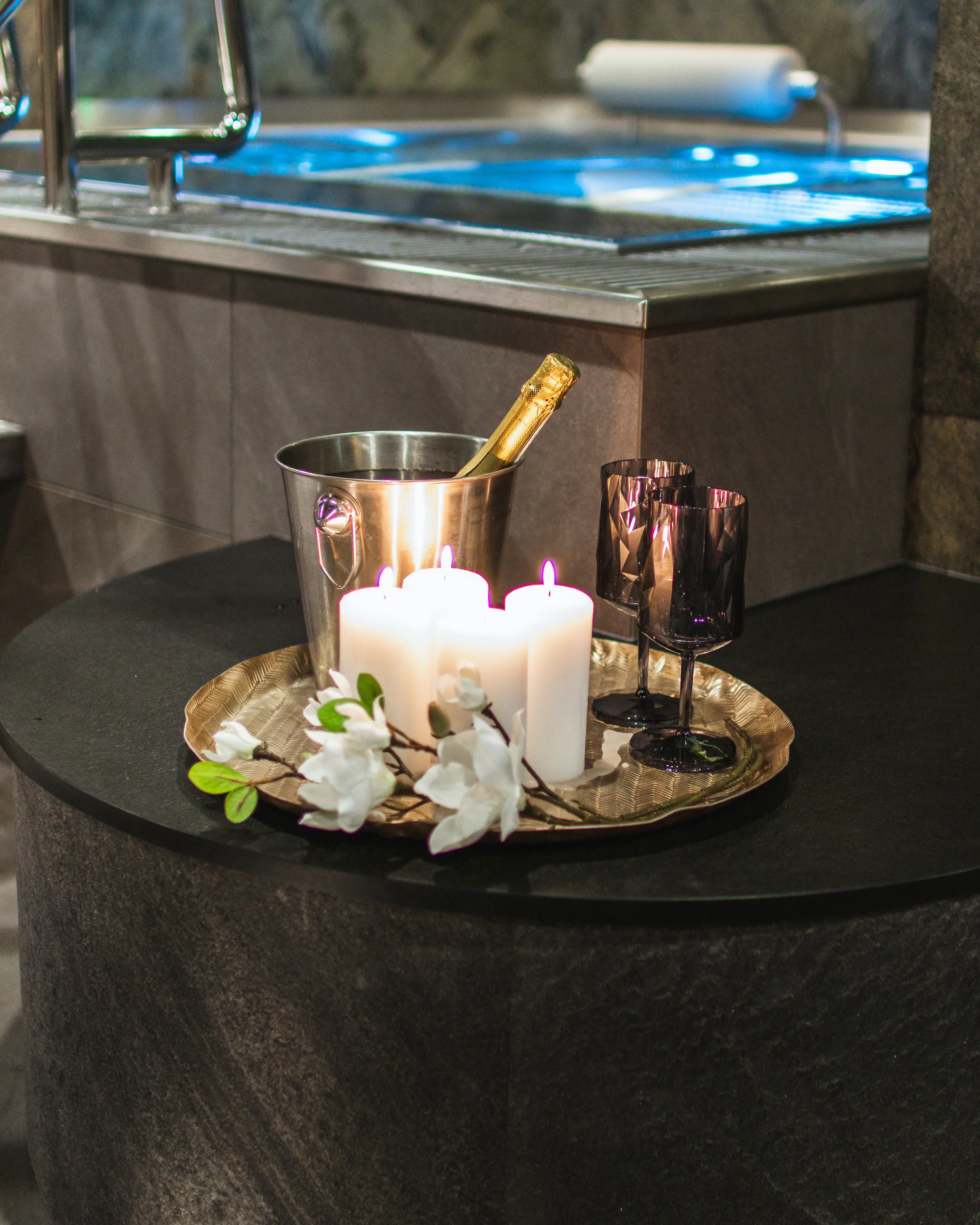 Elegantní privátní wellness pro dva na 2-3 hodiny: vířivka, sauna i lahev prosecca