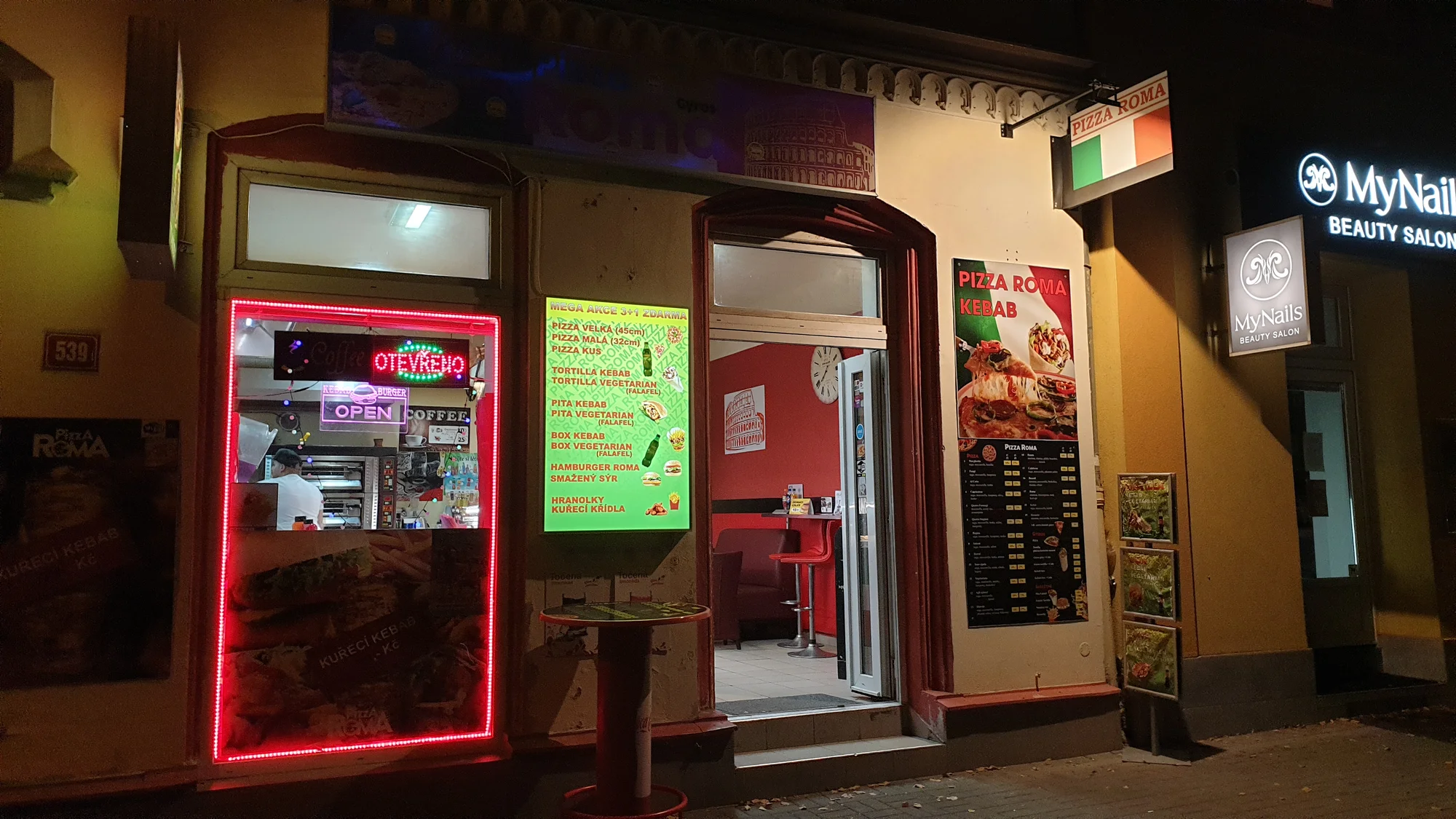 Jeden či osm kousků pizzy dle výběru i smažený sýr v bulce s tatarkou