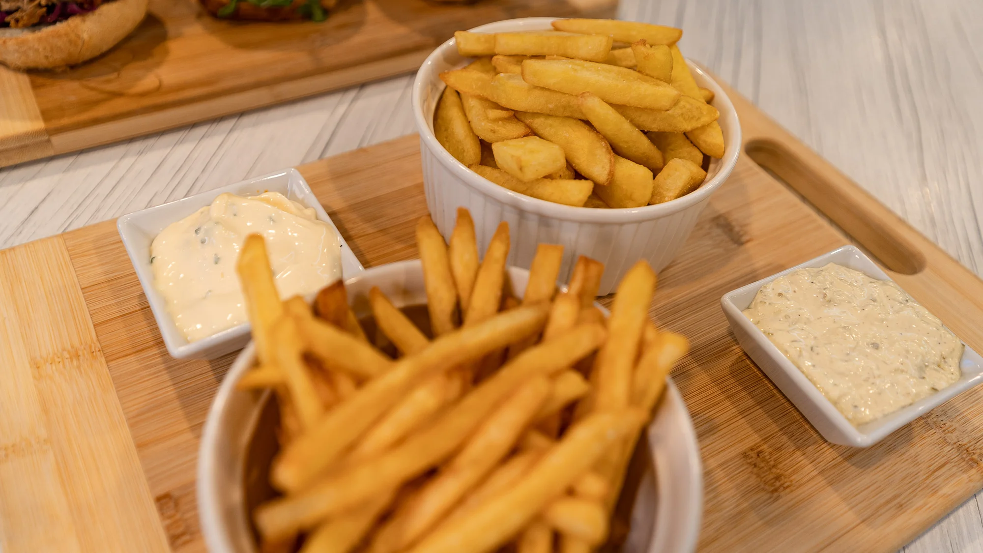 Variace miniburgerů pro 2–3 osoby: mleté hovězí, trhané vepřové a hranolky