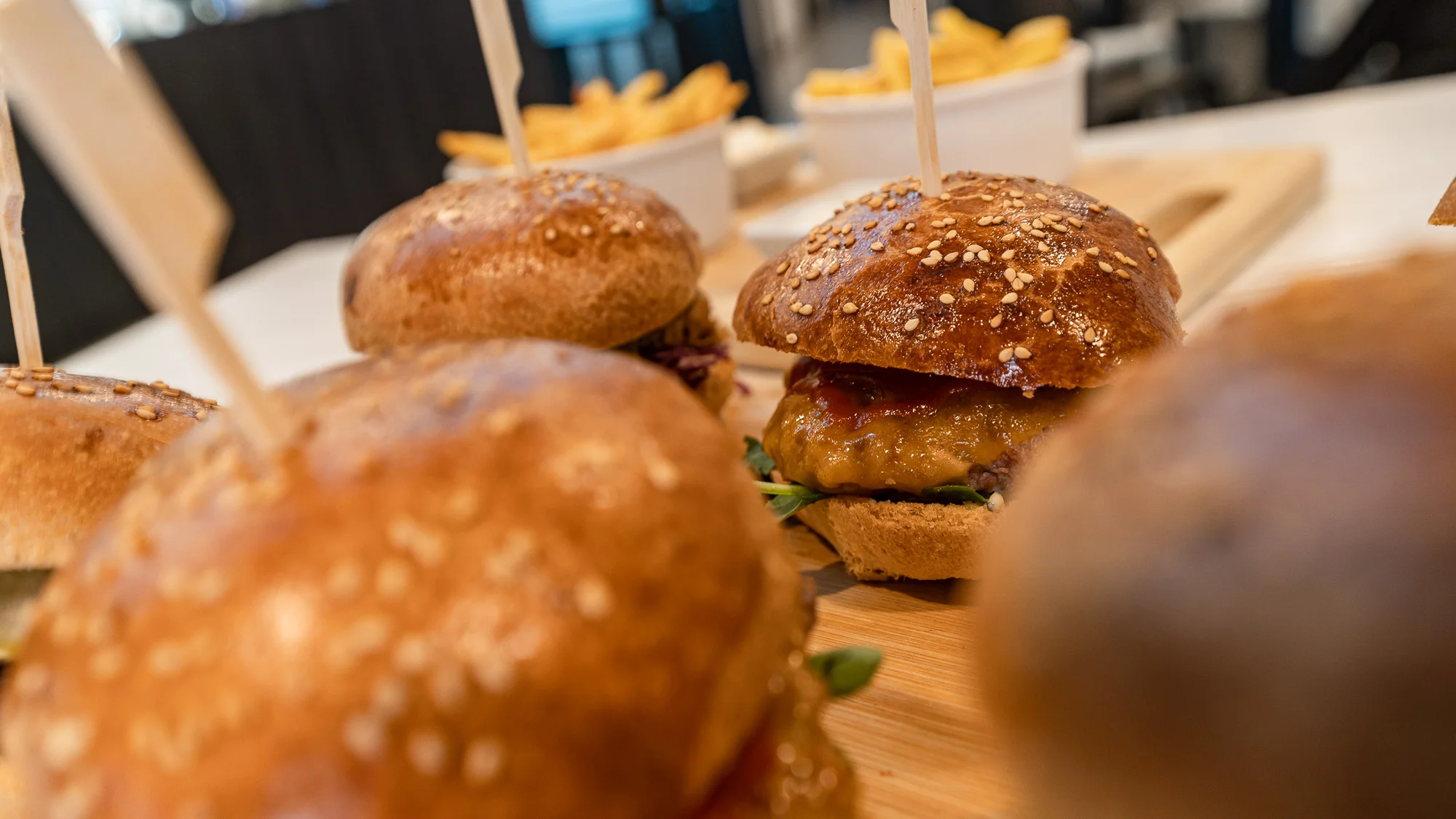 Variace miniburgerů pro 2–3 osoby: mleté hovězí, trhané vepřové a hranolky
