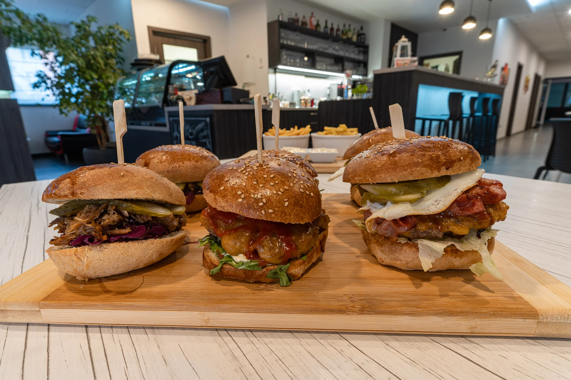 Variace miniburgerů pro 2–3 osoby: mleté hovězí, trhané vepřové a hranolky