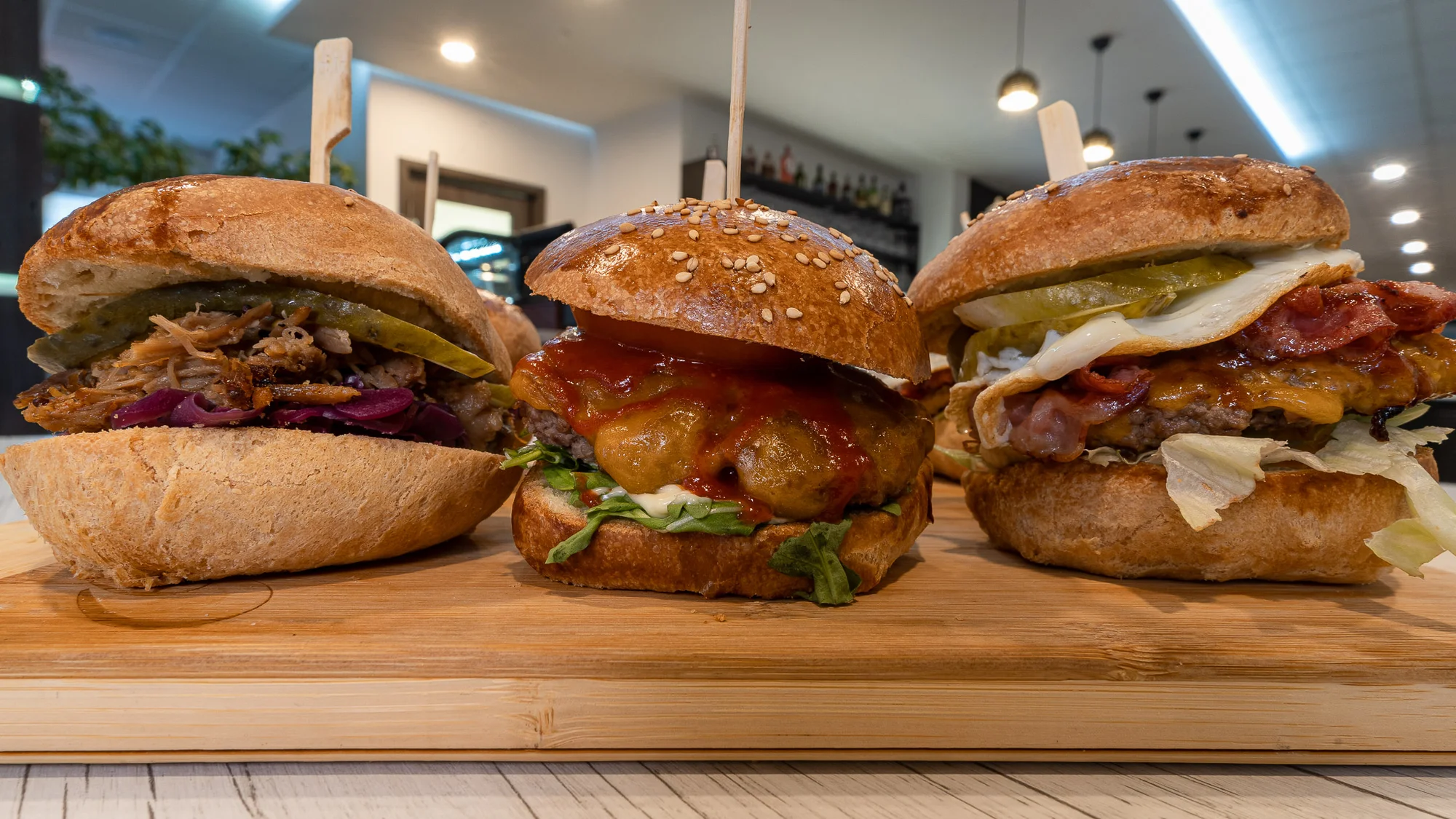 Variace miniburgerů pro 2–3 osoby: mleté hovězí, trhané vepřové a hranolky