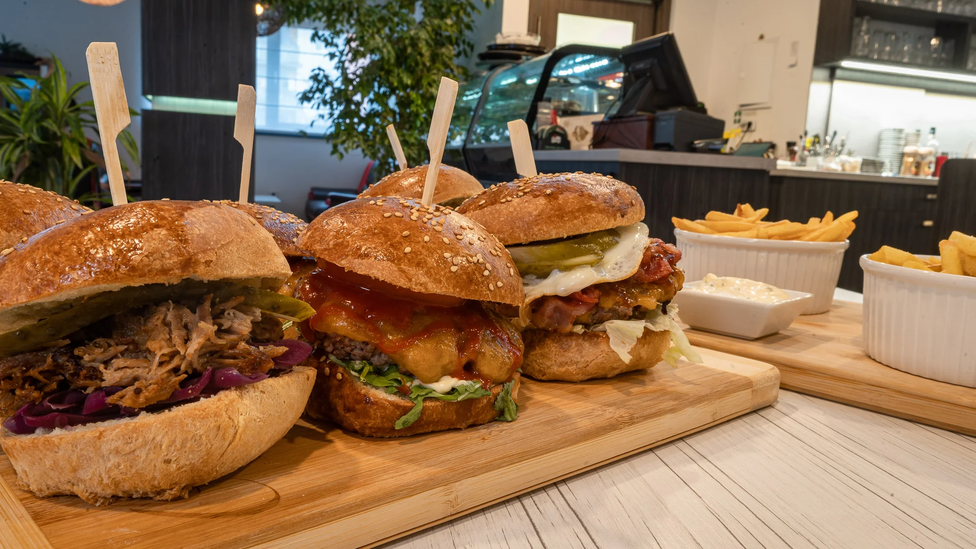 Variace miniburgerů pro 2–3 osoby: mleté hovězí, trhané vepřové a hranolky