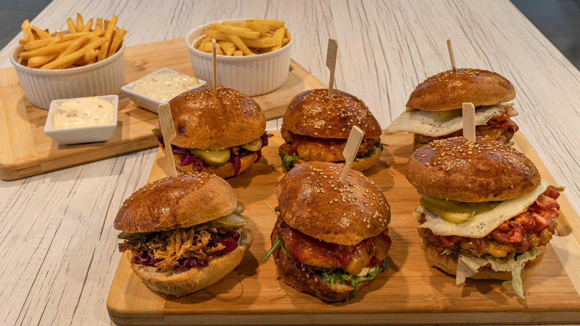 Variace miniburgerů pro 2–3 osoby: mleté hovězí, trhané vepřové a hranolky