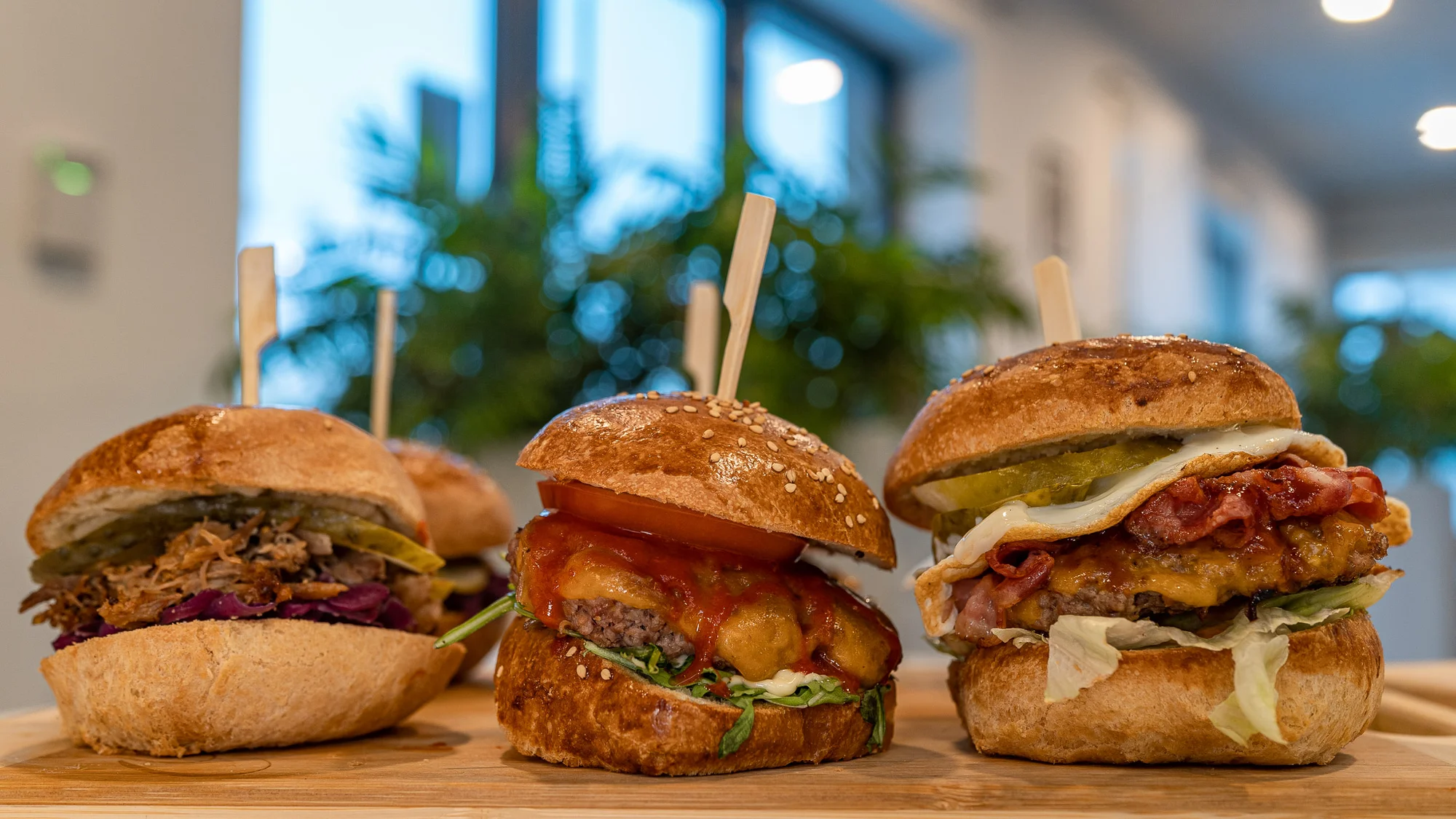 Variace miniburgerů pro 2–3 osoby: mleté hovězí, trhané vepřové a hranolky