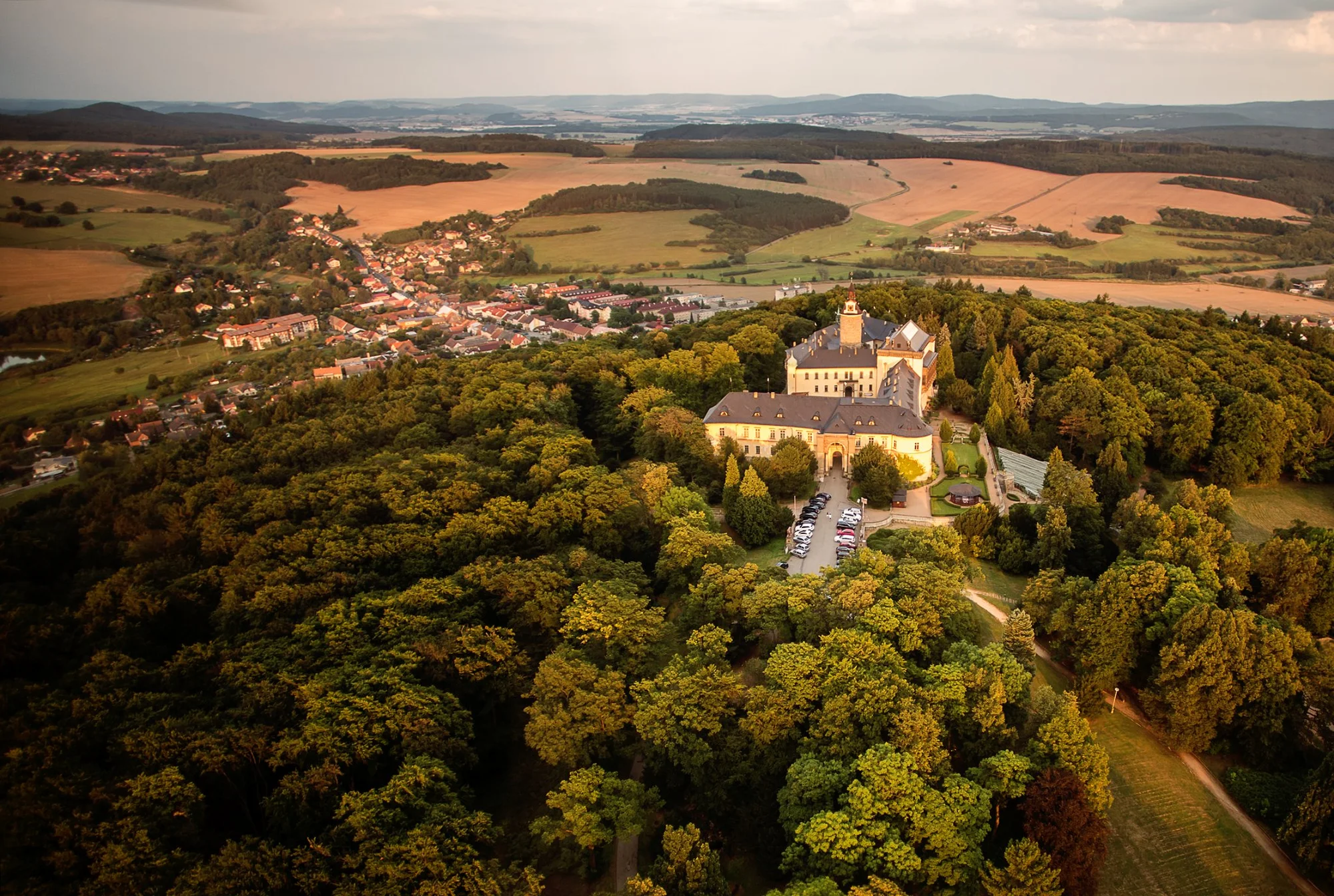 Pohádková romantika v Chateau Zbiroh: večeře v krčmě, wellness a prohlídka zámku