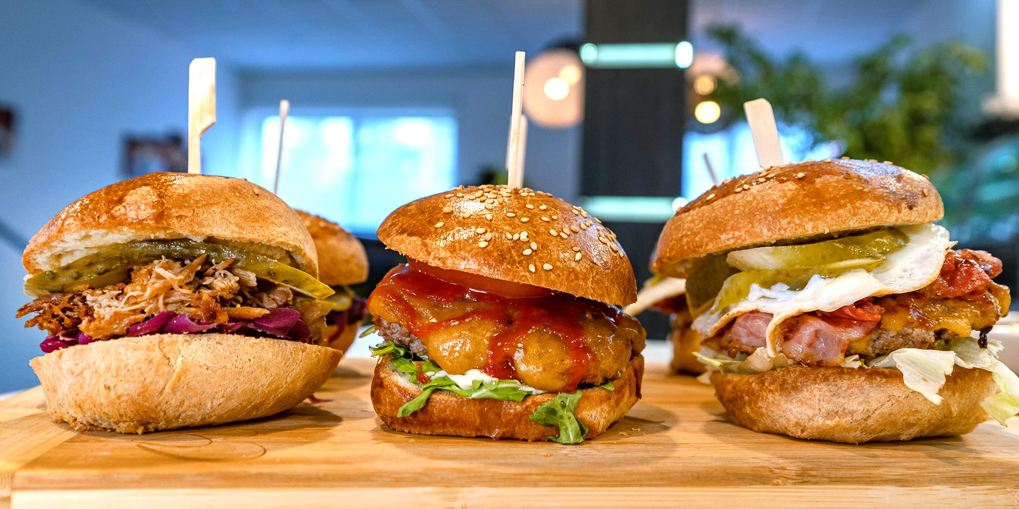 Variace miniburgerů pro 2–3 osoby: mleté hovězí, trhané vepřové a hranolky